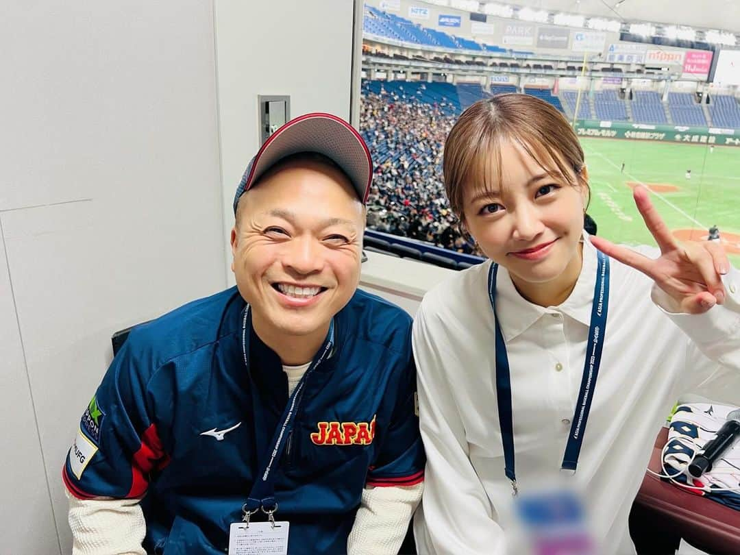 中川絵美里さんのインスタグラム写真 - (中川絵美里Instagram)「🏟️  アジアプロ野球チャンピオンシップ2023 日本代表が大会連覇🏆そして井端ジャパン初タイトル、本当におめでとうございます。  日本戦4試合&3位決定戦の中継MCを担当させていただきました。 宮崎キャンプの取材からあっという間でしたが、来季以降にも繋がるワクワクした瞬間がたくさんみられたとても濃い時間で。今大会は取材させていただいたものをなるべくすぐにお伝えするリポートを目指していたので、取材したての言葉をたくさんお伝えでき嬉しかったです☺️  WBCに続きprimevideoチームにお世話になりました。 1年の中で二度もこんなお役目をいただき大変光栄でした！本当にありがとうございました。  ドームを盛り上げる様々な皆さまと🤝📸  #アジアプロ野球チャンピオンシップ2023 #primevideo #侍ジャパン」11月23日 11時51分 - emiri_nakagawa