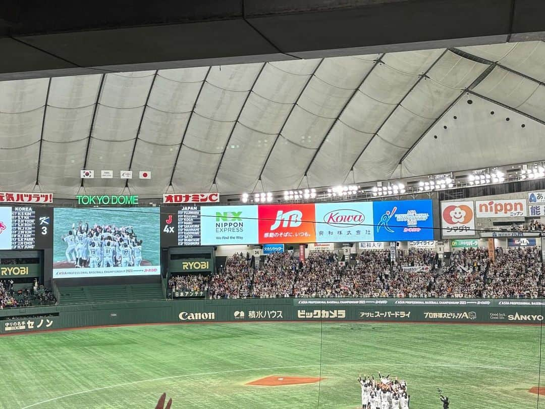 中川絵美里さんのインスタグラム写真 - (中川絵美里Instagram)「🏟️  アジアプロ野球チャンピオンシップ2023 日本代表が大会連覇🏆そして井端ジャパン初タイトル、本当におめでとうございます。  日本戦4試合&3位決定戦の中継MCを担当させていただきました。 宮崎キャンプの取材からあっという間でしたが、来季以降にも繋がるワクワクした瞬間がたくさんみられたとても濃い時間で。今大会は取材させていただいたものをなるべくすぐにお伝えするリポートを目指していたので、取材したての言葉をたくさんお伝えでき嬉しかったです☺️  WBCに続きprimevideoチームにお世話になりました。 1年の中で二度もこんなお役目をいただき大変光栄でした！本当にありがとうございました。  ドームを盛り上げる様々な皆さまと🤝📸  #アジアプロ野球チャンピオンシップ2023 #primevideo #侍ジャパン」11月23日 11時51分 - emiri_nakagawa