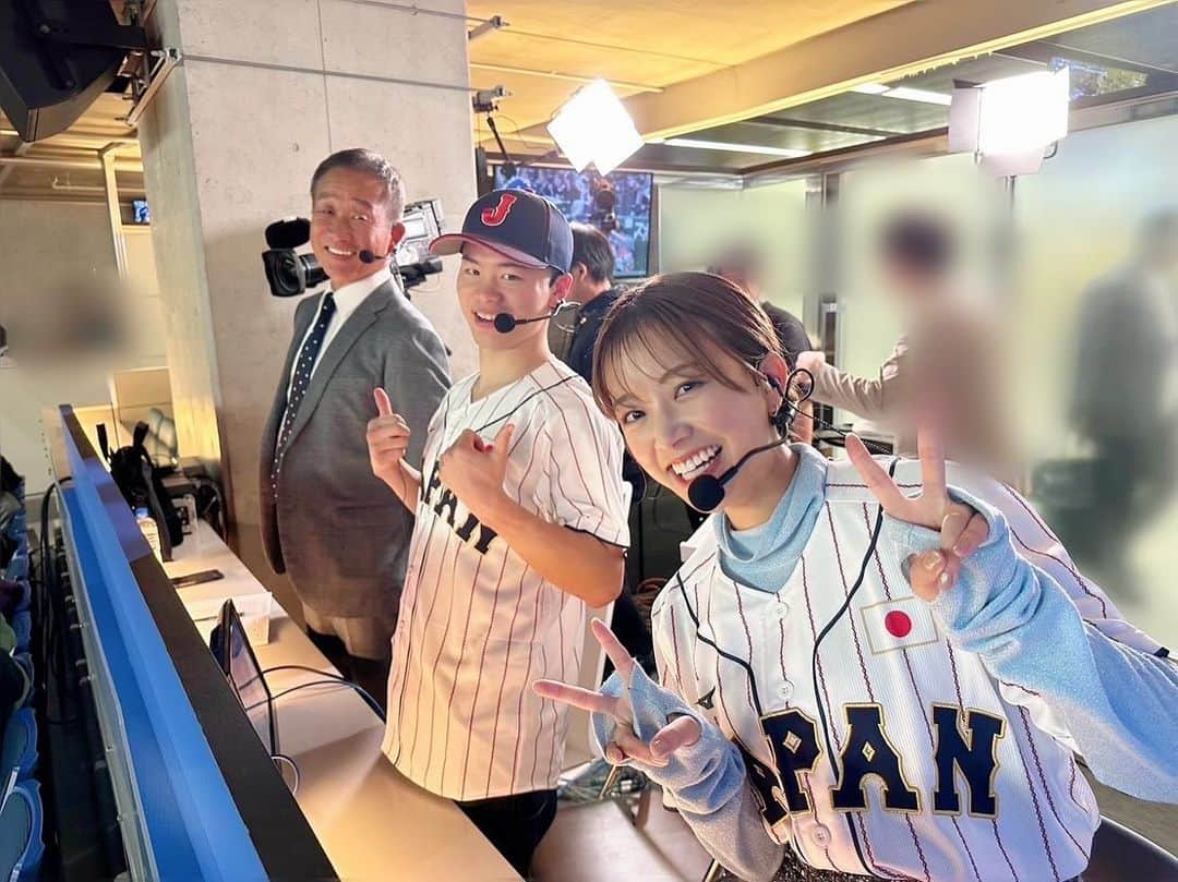 中川絵美里さんのインスタグラム写真 - (中川絵美里Instagram)「🏟️  アジアプロ野球チャンピオンシップ2023 日本代表が大会連覇🏆そして井端ジャパン初タイトル、本当におめでとうございます。  日本戦4試合&3位決定戦の中継MCを担当させていただきました。 宮崎キャンプの取材からあっという間でしたが、来季以降にも繋がるワクワクした瞬間がたくさんみられたとても濃い時間で。今大会は取材させていただいたものをなるべくすぐにお伝えするリポートを目指していたので、取材したての言葉をたくさんお伝えでき嬉しかったです☺️  WBCに続きprimevideoチームにお世話になりました。 1年の中で二度もこんなお役目をいただき大変光栄でした！本当にありがとうございました。  ドームを盛り上げる様々な皆さまと🤝📸  #アジアプロ野球チャンピオンシップ2023 #primevideo #侍ジャパン」11月23日 11時51分 - emiri_nakagawa