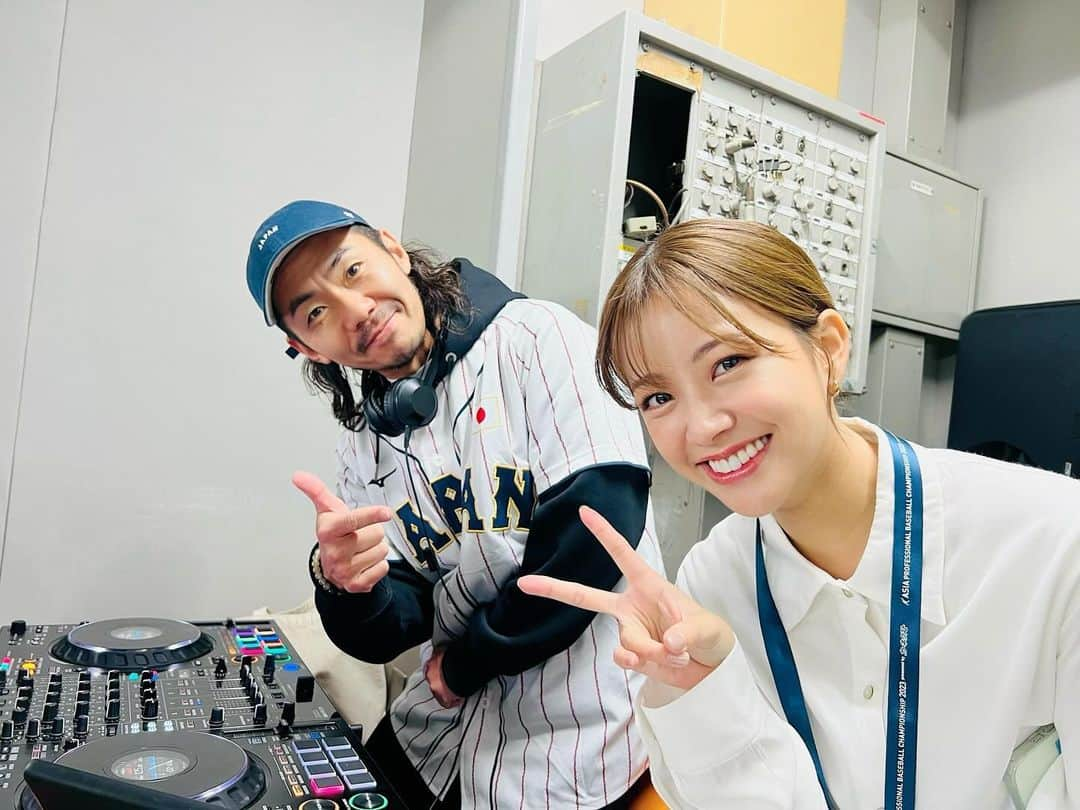 中川絵美里さんのインスタグラム写真 - (中川絵美里Instagram)「🏟️  アジアプロ野球チャンピオンシップ2023 日本代表が大会連覇🏆そして井端ジャパン初タイトル、本当におめでとうございます。  日本戦4試合&3位決定戦の中継MCを担当させていただきました。 宮崎キャンプの取材からあっという間でしたが、来季以降にも繋がるワクワクした瞬間がたくさんみられたとても濃い時間で。今大会は取材させていただいたものをなるべくすぐにお伝えするリポートを目指していたので、取材したての言葉をたくさんお伝えでき嬉しかったです☺️  WBCに続きprimevideoチームにお世話になりました。 1年の中で二度もこんなお役目をいただき大変光栄でした！本当にありがとうございました。  ドームを盛り上げる様々な皆さまと🤝📸  #アジアプロ野球チャンピオンシップ2023 #primevideo #侍ジャパン」11月23日 11時51分 - emiri_nakagawa