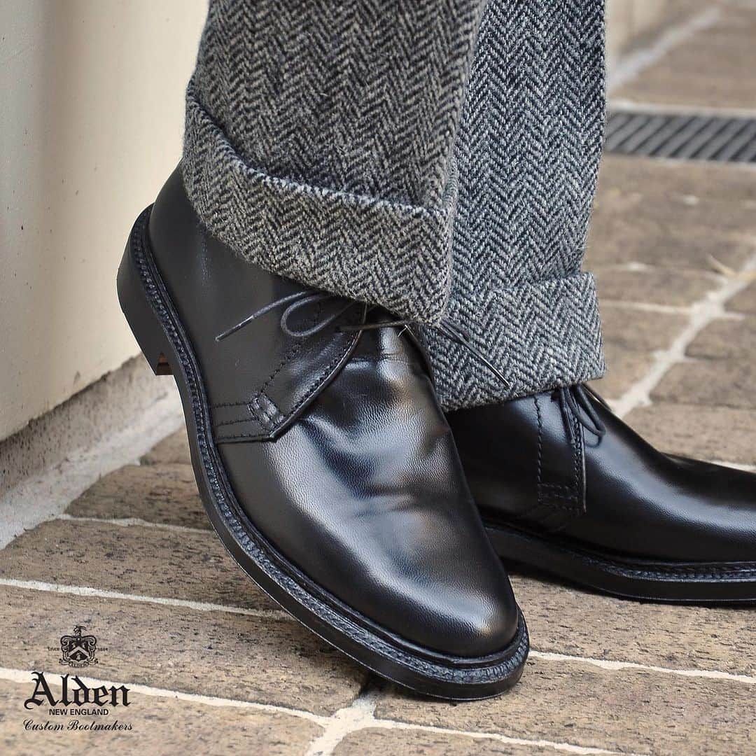 ラコタハウスのインスタグラム：「New Arrival  本日より、ラコタハウス青山･大阪店にて新作ALDENがリリース。  ヴィンテージライクなエイジングが趣あるキッドレザー(山羊革)を主役に、バリーラスト×チャッカブーツの昔ながらのアメリカンスタイルを踏襲したALDENを代表するパターンで登場です。  詳しくはラコタハウスHPのJOURNALをご覧くださいませ。  Alden Model: N1707 Style: Chukka Boot Material: Kid  Color: Black  各種お問い合わせは、プロフィール欄記載リンクのLINEをご利用ください。  #alden #aldenshoes #thelakotahouse #kidleather #オールデン #ラコタハウス #キッドレザー #革靴」