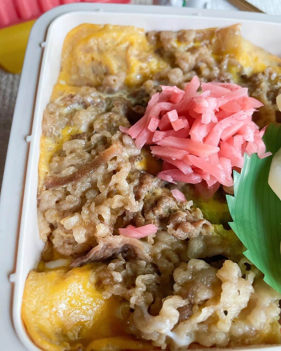 吉野家さんのインスタグラム写真 - (吉野家Instagram)「簡単なのにスゴ旨🍱《牛丼のたまごとじ》  📣おうち吉野家アンバサダー  @mikamama.dannabentou さんの投稿をご紹介！  皆さんのお弁当作りの参考に 少しでもなれば嬉しいです🥰  日曜日、今日の旦那弁当は…  ☆牛丼のたまごとじ(25円) ←牛丼の値段は入れてません(いただき物なので) 本当なら300円くらいするかも😅 ☆紅しょうが(10円) ☆味こん(10円) ☆ミニトマト(17円)  合計62円(362円)でした🤗  味こんは、これうまつゆで味付けなんだけど 凄く美味しいょ!!  今日は前にも作ったたまごとじにしてみました。 レンチンで温めたらフライパンに牛丼の具を入れ 卵を溶いたものを流し入れ蓋をして… 卵に火が通ったら完成❤ これ簡単なのに凄く美味しいから食べてもらいたい😋  @yoshinoya_co_jp ←良かったらこっちもチェックしてみてね!!  ⁡～～～～～～～～～～～～～～～～～～～  #おうち吉野家 は 忙しいママとパパの味方！  皆さんの#おうち吉野家 を使った レシピをご紹介中🍀 吉野家冷凍食品で カンタンおいしいごはんを楽しもう♪ 定期便注文する人が急増中！の おうち吉野家を ぜひ公式サイトよりお買い求め下さい☺  公式サイトはプロフィールURLから🔽 @yoshinoya_co_jp  #おうち吉野家アンバサダー #おうち吉野家  #吉野家冷凍牛丼の具 #牛丼の具 #吉野家 #yoshinoya  #弁当 #お弁当レシピ #たまごとじ #冷凍庫 #冷凍ストック #レンチン料理  #好きなものを食べる #簡単アレンジ #夕食メニュー #昼食メニュー #牛丼 #おうちごはん  #時短レシピ #簡単レシピ  #アレンジレシピ #おうちごはん  #ストック飯 #今日のおかず  #今日のごはん #ずぼらレシピ #主婦の味方 #休日ランチ」11月23日 12時06分 - yoshinoya_co_jp