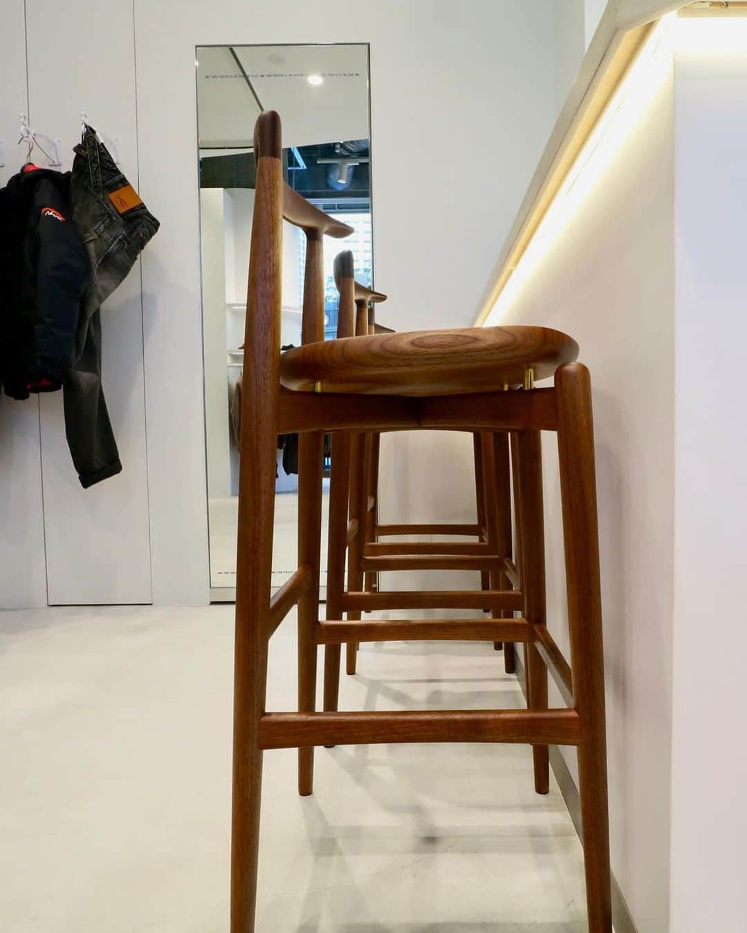 denham_japanさんのインスタグラム写真 - (denham_japanInstagram)「DENHAM麻布台ヒルズでは、京町屋でスペシャリティコーヒーを提供する「粉屋珈琲」さんのオリジナルブレンドをご用意。   カウンターの椅子は @file_co_ltd さんに制作していただいた麻布台ヒルズ店のためのオリジナル。木の柔らかさと曲線がフィット感の良いスツールで珈琲を召し上がっていただけます。  #denham #denhamjapan #denhamazabudaihills #newstore #coffee #konayacoffee #filekyoto #stool #デンハム #デンハムジャパン #デンハム麻布台ヒルズ #新店舗 #珈琲 #粉屋珈琲 #ファイル #家具」11月23日 11時59分 - denham_japan_by_aki_negishi