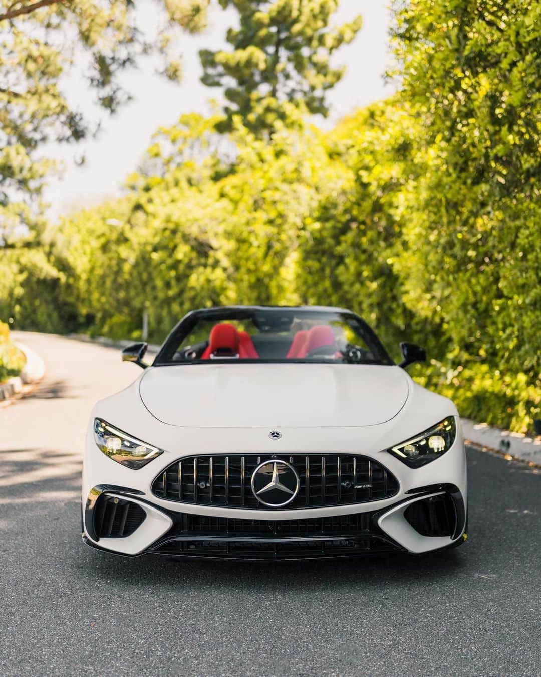 メルセデス・ベンツのインスタグラム：「If you could navigate to any place with the @mercedesamg #SL63, where would you go?   📷 @kgvizualz  #MercedesBenz #MercedesAMG #MBfanphoto   [Mercedes-AMG SL 63 4MATIC+ | WLTP: Kraftstoffverbrauch kombiniert: 13,2‒12,8 l/100 km | CO₂-Emissionen kombiniert: 299‒291 g/km | mb4.me/DAT-Leitfaden]」