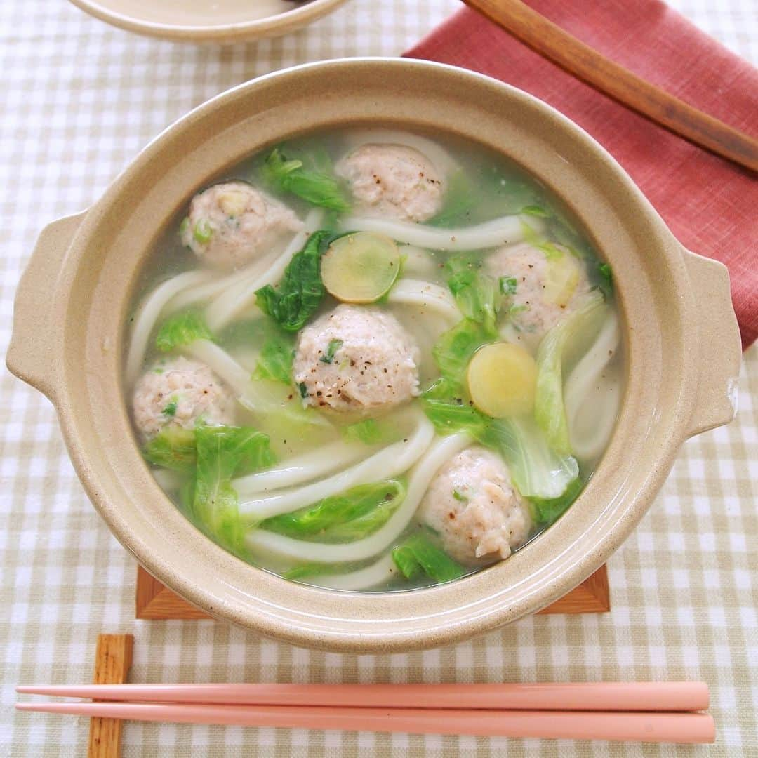 テーブルマークのインスタグラム：「. . 簡単！鍋うどん！ 【しょうが鶏団子鍋うどん】 . 鶏団子にも、スープにもしょうがを入れた、 からだポカポカ鍋うどん😆 . ▼材料（1人分） ❁冷凍「丹念仕込み 本場さぬきうどん」：1玉 ❁レタス（ざく切り）：2枚(約65g) ❁片栗粉（同量の水で溶く）：小さじ2 ［A］ ❁しょうが（薄切り）：2枚 ❁鶏がらスープの素（顆粒）：小さじ4 ❁水：500cc ［鶏団子：６個分］ ❁鶏ももひき肉：100g ❁しょうが（おろす）：1/2かけ ❁青ねぎ（小口切り）：2本 ❁酒：小さじ1 ❁めんつゆ：小さじ1 ❁片栗粉：小さじ1.5 ❁塩・こしょう：少々 . ▼作り方 ①鍋に［A］を合わせて火にかける . ②［鶏団子：６個分］の材料をよく混ぜ合わせる . ③（１）が沸騰したら（２）をスプーンで丸めて落とし入れる . ④火が通ったら凍ったままのうどん、レタスを順に加える . ⑤塩・こしょうで味をととのえ、水溶き片栗粉でとろみをつける . #うどん #udon #さぬきうどん #鍋 #鍋レシピ #しょうがレシピ #鶏団子 #鶏団子レシピ #うどん部 #うどん好き  #しょうがレシピ #おうちごはん #簡単レシピ  #うどんレシピ #アレンジレシピ  #今日のごはん  #ランチ  #ランチメニュー #夕食  #晩御飯 #晩ご飯  #晩ごはん #TableMark #テーブルマーク」