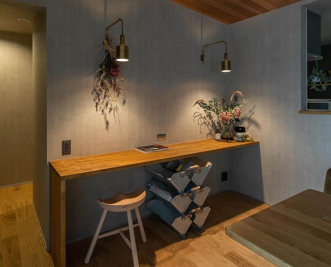ルポハウス一級建築士事務所さんのインスタグラム写真 - (ルポハウス一級建築士事務所Instagram)「・ ・ ・ 《居場所を造る家》  ●Dining+Kitchen 濃淡グレー×木の質感でまとめたダイニングキッチンです。 照明はダウンライトのみにし、すっきりを実現。 カフェでくつろぐような時間を過ごします。 ・ ・ ・ 𓐌𓐌𓐌𓐌𓐌𓐌𓐌𓐌𓐌𓐌𓐌𓐌𓐌𓐌𓐌𓐌𓐌𓐌  ルポハウスの施工事例はこちらまで☞ @reposhouse  𓐌𓐌𓐌𓐌𓐌𓐌𓐌𓐌𓐌𓐌𓐌𓐌𓐌𓐌𓐌𓐌𓐌𓐌 #ルポハウス は #ちょっとかっこいい家 を"友人のために" という思いでつくっています。 一生に一度の #マイホーム。 「あなたにしかできない」×「ルポハウスだからできる」で、 私たちだけの#家づくり を思いっきり楽しんでみませんか？！ ・ ・ ・ #住宅 #注文住宅 #新築一戸建て #新築 #一級建築士事務所 #平屋 #平屋リビング #キッチンダイニング #ダイニングキッチン #勾配天井 #レッドシダーの天井 #無垢床 #クリ床 #キッチンインテリア #ラクシーナキッチン #造作カップボード  #アクセントクロス #グレークロス #pcカウンター #re51176 #アクセントクロスグリーン #グリーンクロス」11月23日 12時00分 - reposhouse
