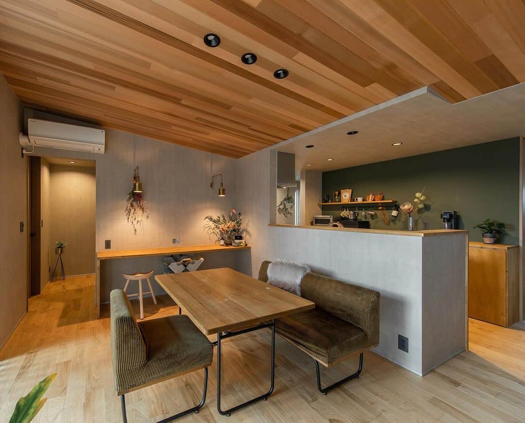 ルポハウス一級建築士事務所さんのインスタグラム写真 - (ルポハウス一級建築士事務所Instagram)「・ ・ ・ 《居場所を造る家》  ●Dining+Kitchen 濃淡グレー×木の質感でまとめたダイニングキッチンです。 照明はダウンライトのみにし、すっきりを実現。 カフェでくつろぐような時間を過ごします。 ・ ・ ・ 𓐌𓐌𓐌𓐌𓐌𓐌𓐌𓐌𓐌𓐌𓐌𓐌𓐌𓐌𓐌𓐌𓐌𓐌  ルポハウスの施工事例はこちらまで☞ @reposhouse  𓐌𓐌𓐌𓐌𓐌𓐌𓐌𓐌𓐌𓐌𓐌𓐌𓐌𓐌𓐌𓐌𓐌𓐌 #ルポハウス は #ちょっとかっこいい家 を"友人のために" という思いでつくっています。 一生に一度の #マイホーム。 「あなたにしかできない」×「ルポハウスだからできる」で、 私たちだけの#家づくり を思いっきり楽しんでみませんか？！ ・ ・ ・ #住宅 #注文住宅 #新築一戸建て #新築 #一級建築士事務所 #平屋 #平屋リビング #キッチンダイニング #ダイニングキッチン #勾配天井 #レッドシダーの天井 #無垢床 #クリ床 #キッチンインテリア #ラクシーナキッチン #造作カップボード  #アクセントクロス #グレークロス #pcカウンター #re51176 #アクセントクロスグリーン #グリーンクロス」11月23日 12時00分 - reposhouse