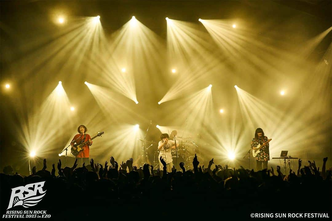 RISING SUN ROCK FESTIVALのインスタグラム：「🎸📸アーティストフォトギャラリー公開📸🎸  #RSR23 出演アーティストのフォトギャラリー公開しました！ 今年の暑くて熱かった夏を写真でもう一度✨  RSR2023公式サイトで公開中❗️  #EARTHTENT  #NEE  #キタニタツヤ  #LuckyKilimanjaro  #神はサイコロを振らない  #Novelbright  #TETORA  #PEDRO  #RockonSocialClub  #MONGOL800」