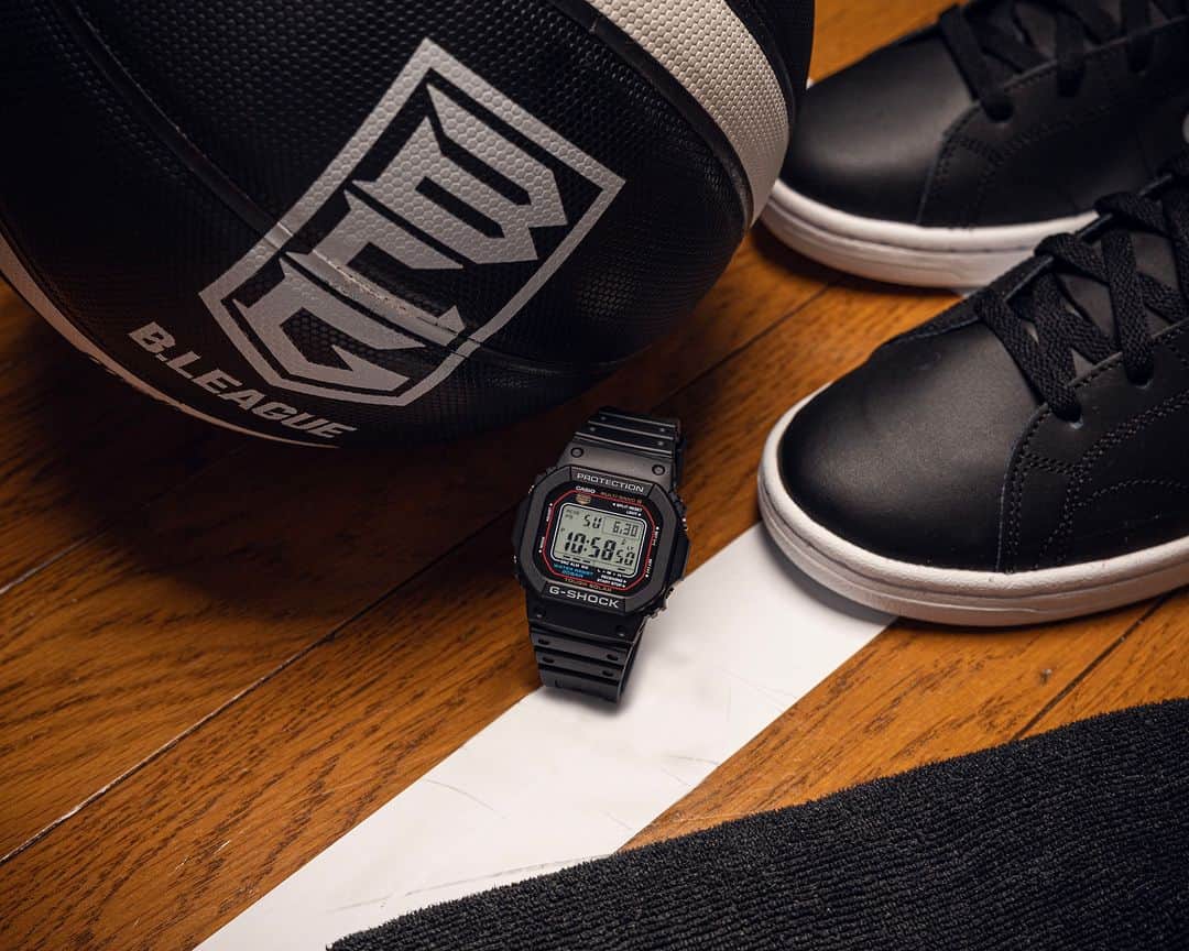 のインスタグラム：「FOR ALL BASKETBALL LOVERS  G-SHOCK初号機のDNAを色濃く受け継いだ5600シリーズ。アクティビティを妨げないタフネス構造で、新たな高パフォーマンスをあなたに。  ｜B.LEAGUE OFFICIAL TIMEKEEPER G-SHOCKは今シーズンも、オフィシャルタイムキーパーとして「B.LEAGUE」をサポートしています。また、B.LEAGUEを熱く盛り上げる4つのクラブ、アルバルク東京、サンロッカーズ渋谷、宇都宮ブレックス、琉球ゴールデンキングスのオフィシャルパートナーをつとめます。  The 5600 series is strongly inherited from the DNA of the first G-SHOCK. Toughness construction that doesn't interfere with your activities.  | B.LEAGUE OFFICIAL TIMEKEEPER G-SHOCK continues to support B.LEAGUE, the professional men's basketball league as Official Timekeeper. We are also the official partner of four clubs: ALVARK TOKYO, SUNROCKERS SHIBUYA, UTSUNOMIYA BREX and RYUKYU GOLDEN KINGS.  GW-M5610U-1JF DW-H5600-1JR  DW-H5600MB-1JR  #g_shock #5600 #Bリーグ #basketball @b.league_official」