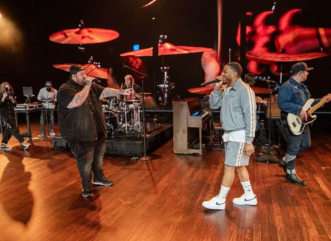 ネリーのインスタグラム：「Shoutout to my guy @jellyroll615 & @opry #big98friendsgiving !!! And dont ask what’s in my cup @drinkmoshine」