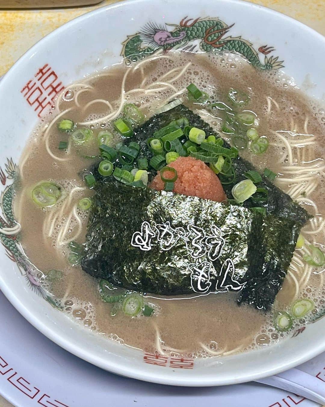 GO AKIMOTOのインスタグラム：「・・・ #気付いたら食べログGO  東京で味わえる本格的なとんこつラーメン 明太子トッピングにバリカタオーダーがMY定番 基本、ラーメンはスープまで飲み干す派です  ☑︎ よかろうもん 東京都墨田区緑3-17-8  #気付いたら食べログGO_ラーメン部  ・・・・・・・・・・」