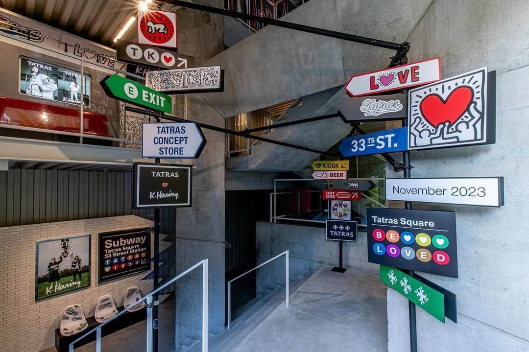 タトラスさんのインスタグラム写真 - (タトラスInstagram)「Immerse yourself in the TATRAS SUBWAY and explore the collection at the TATRAS x Keith Haring special pop-up store.  Date: November 23rd Thu. - 26th Sun.  Hours: 11:00 AM - 7:00 PM Address: BANK GALLERY HARAJUKU 6-1-5 Jingumae, Shibuya-ku Tokyo  © Keith Haring Foundation. Licensed by Artestar, NY. #tatraskeith #tatrascollab」11月23日 12時04分 - tatras_official