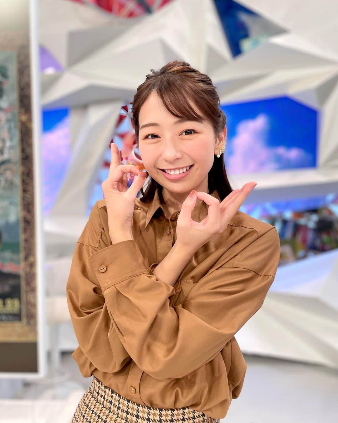 フジテレビ「めざまし8」のインスタグラム：「. 🍘きょうのこむっち🍘 ❁.。.:*:.。.✽.。.:*:.。.❁.。.:*:.。.✽.。.  埼玉ポーズ🕊をバッチリきめるこむっち😄  「 #翔んで埼玉 〜琵琶湖より愛をこめて〜」は本日公開！！✨ 私は一足先に見た👀のですが…滋賀ナンバーって“ゲジゲジ”って呼ばれているんですね😱  ✼••┈┈┈┈┈••✼✼••┈┈┈┈┈••✼  🍘シャツ＆スカート @brahmin_fsf  ✨アクセサリー @osewaya_official  🥿シューズ @kanematsu_official   #めざまし8 #小室瑛莉子 #こむっち #衣装 #fashion #fashionstyle #ootd」