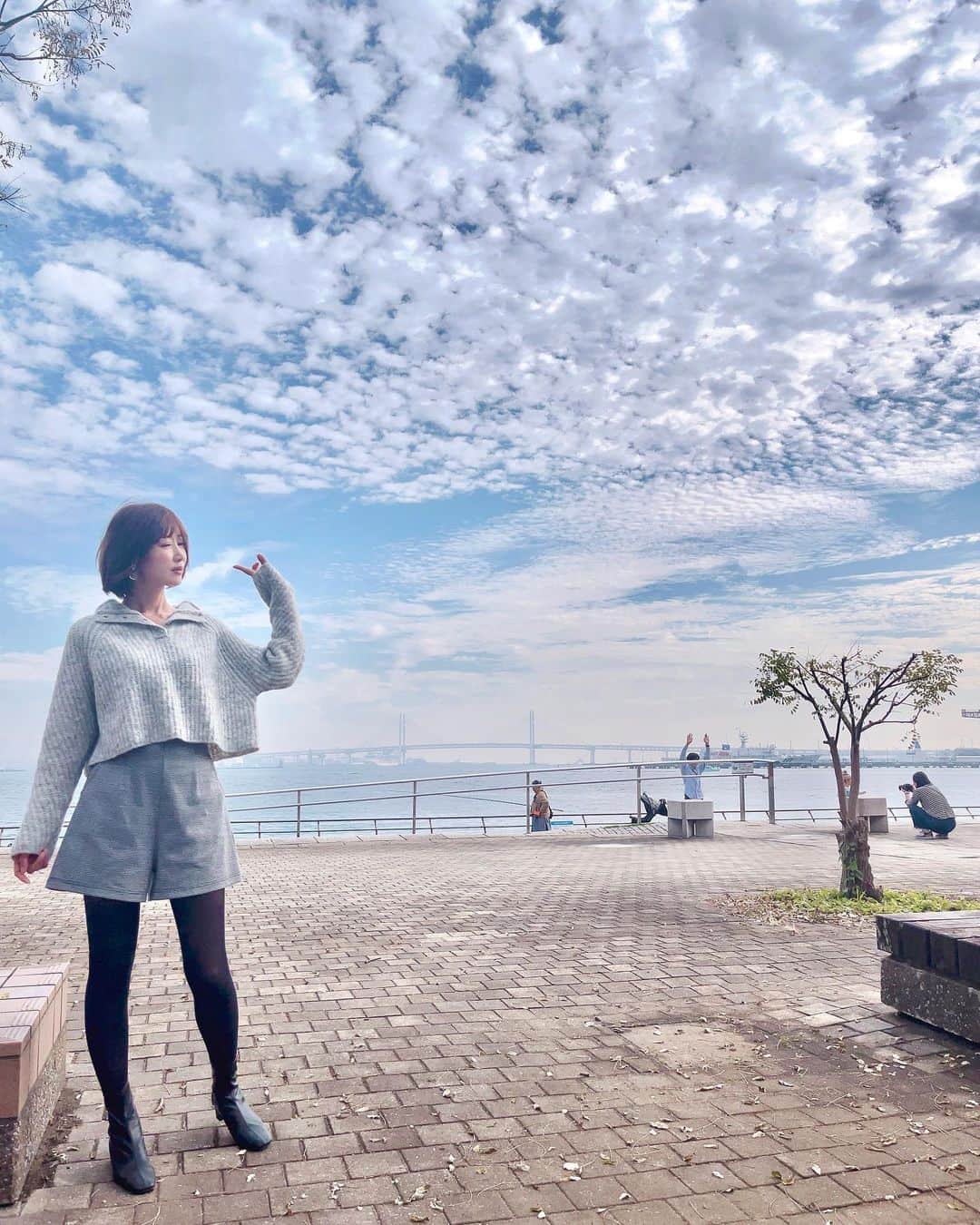 渋谷恭子さんのインスタグラム写真 - (渋谷恭子Instagram)「#臨港パーク  初めてきたよ😊  ひろさん @hirosan_photographer に みなとみらいで撮影📷して頂きました！！ こちらは私のスマホ📱で撮ってもらったものです。  短時間だけど海🌊に癒された♡ 　 #みなとみらい #横浜 #公園 #公園で #アラフィフ #アラフィフコーデ #アラフィフライフ #横浜観光 #横浜市 #癒された #yokohama #earthmusicandecology #アースミュージックアンドエコロジー #タイツ #黒タイツ #タイツコーデ」11月23日 12時05分 - kyoko.86
