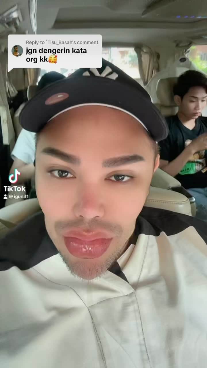 Ivan Gunawanのインスタグラム：「Curhatan semesta .... nih  mau  comen  apa  kata si  netizen... emang  baek  si  kata kata  nye .... jangan  dengerin  kata  orang 😩😩 lah  jgn  seekarang  mah  orang  kaga  ngomong tapi  ngetik  Beb ❤️❤️ hahaha dr  pada  ngetik  mending  nyemprot dulu  duh  pake  ULTRA GLOW dr @mscosmeticofficial」