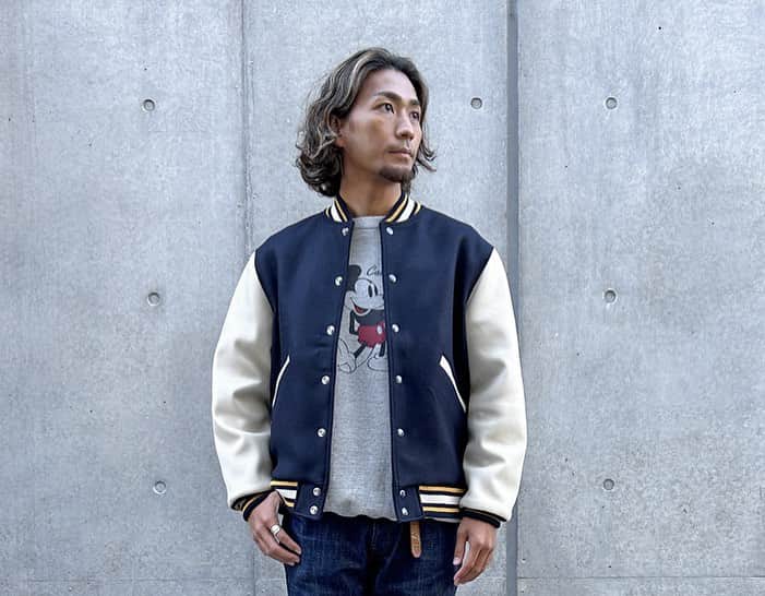 スタンダードカリフォルニアさんのインスタグラム写真 - (スタンダードカリフォルニアInstagram)「SD Varsity Jacket Blankが入荷しました。  オーセンティックでクラシックな装いのバーシティジャケット。  スーパー110'Sを含む高品質なメリノウールのダブルメルトンボディに、スリーブは肉厚で柔らかい高品質のカウレザーを使用。 見た目はオーセンティックながら、ヴィンテージではありえないほど軽くて柔らかい快適な着心地が実現しました。  裏地はヴィンテージによく見られるサテン生地に変更、リブも肉厚な2X1リブへとアップデート。 身幅と着丈のバランスを調整し、今着やすいシルエットになっています。  SD Varsity Jacket Blank has just arrived!  @standardcalifornia_os  @standardcalifornia_movie   #standardcalifornia  #スタンダードカリフォルニア  #varsityjacket  #バーシティジャケット  #jacket  #ジャケット  #blank  #ブランク  #internationalshipping  #overseashipping  #worldshopping  #worldshoppingjp」11月23日 12時08分 - standardcalifornia