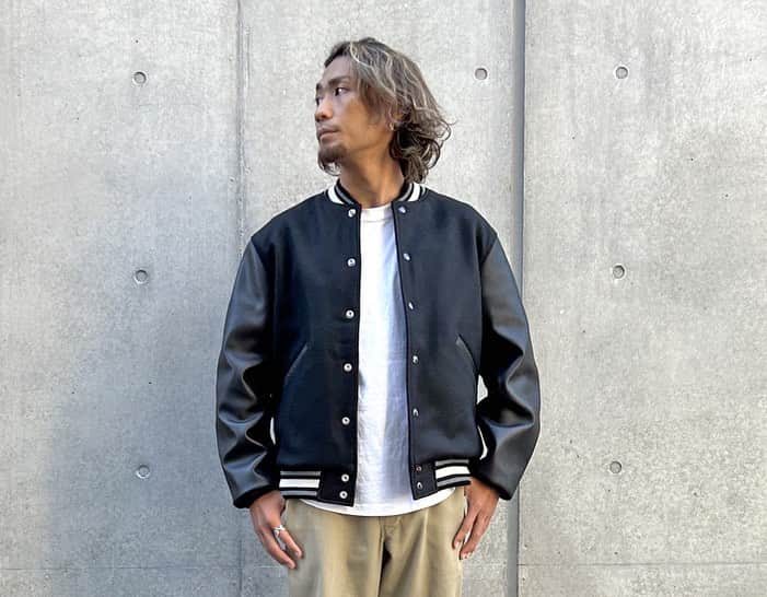 スタンダードカリフォルニアさんのインスタグラム写真 - (スタンダードカリフォルニアInstagram)「SD Varsity Jacket Blankが入荷しました。  オーセンティックでクラシックな装いのバーシティジャケット。  スーパー110'Sを含む高品質なメリノウールのダブルメルトンボディに、スリーブは肉厚で柔らかい高品質のカウレザーを使用。 見た目はオーセンティックながら、ヴィンテージではありえないほど軽くて柔らかい快適な着心地が実現しました。  裏地はヴィンテージによく見られるサテン生地に変更、リブも肉厚な2X1リブへとアップデート。 身幅と着丈のバランスを調整し、今着やすいシルエットになっています。  SD Varsity Jacket Blank has just arrived!  @standardcalifornia_os  @standardcalifornia_movie   #standardcalifornia  #スタンダードカリフォルニア  #varsityjacket  #バーシティジャケット  #jacket  #ジャケット  #blank  #ブランク  #internationalshipping  #overseashipping  #worldshopping  #worldshoppingjp」11月23日 12時08分 - standardcalifornia