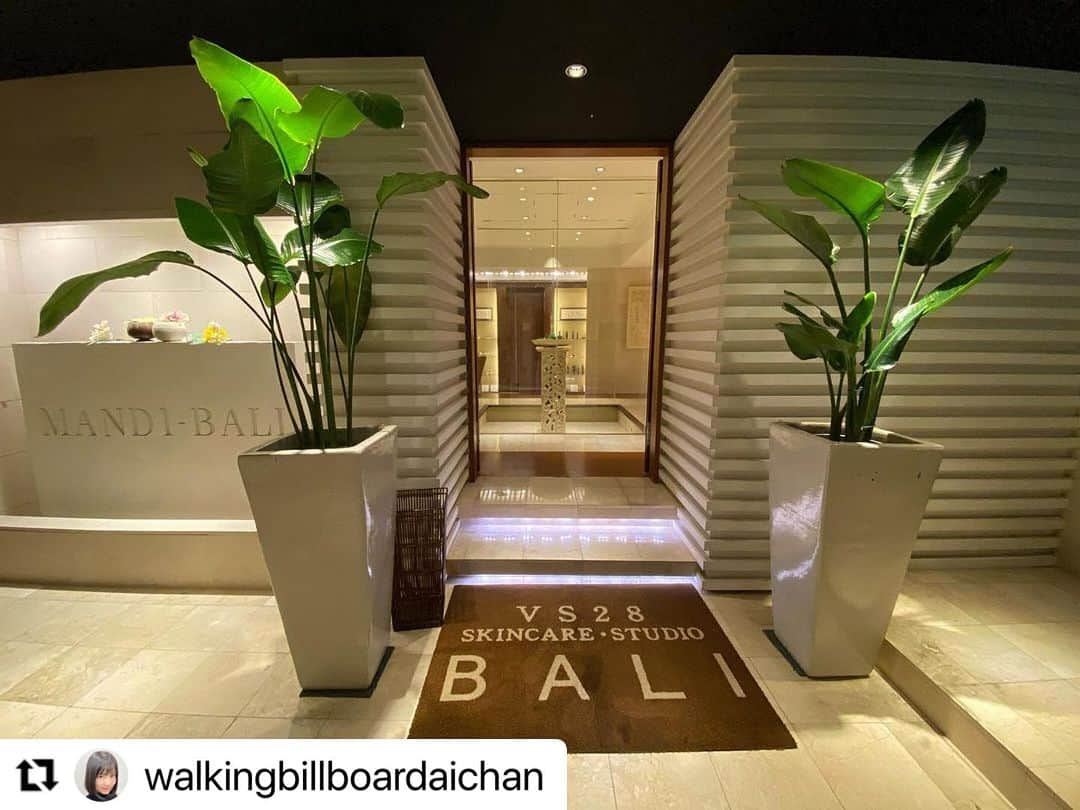 vs28baliのインスタグラム：「#Repost @walkingbillboardaichan さま  名古屋駅前店へのご来店と素敵な投稿ありがとうございます💕  リピーター続出の毛穴洗浄と むくみやゆがみを改善して スッキリとしたフェイスラインへ引き締める SOGANケア  美肌づくりのプロだからこそできる技術と効果を ぜひ一度ご体感ください😊  ご予約・詳細はプロフィールリンクまたはハイライトからチェック🔗  ・・・ 今月は自分の誕生日だからご褒美エステに行ってきた💆‍♀️💕  VS28スキンケアスタジオ BALI IN 名古屋駅前店✨✨  @vs28bali  サロン内はバリ風のリゾート空間になってて入った瞬間からお香の香りで癒された🍀  珍しいのがエステサロンなのに岩盤浴もあったの😳‼️  今回は【ブレインエイジングフェイシャルコース】を受けたよ💕  オールハンドケアだからスタッフさんの手が柔らかくて凄く気持ちよかった✨ 人の手じゃないと体感できない気持ちよさ！  背術の流れは ①カウンセリング →肌年齢が分かるマシン使ったよ✨ バリのエステはパレオを着るとの事で可愛いパレオにお着替え🎵  ②Deepホットクレンジング  ③ローズオイルトリートメント →ローズのいい香りがした🤤  ④天然ヒアルロン酸＋活性水で深層毛穴洗浄 →微粒子スチームで角質層の隅々を綺麗にしてくれたよ！  ⑤毛穴吸引＆角質除去  ⑥SOGANリフトアップ＆肩•首トリートメント →ゴリゴリほぐしてもらえて気持ちかった✨  ⑦ガルヴァーニヘッドケア →ローズカルヴァーニのミストを使ったヘッドケアで肌のトーン上がるしスッキリ‼️ 気付いた頃には爆睡してた。笑  ⑧水分補給&保湿仕上げ＆ハンドケア•フットリラックスケア付き  スタッフさんの対応も素敵で心身共に癒されたからまた行きたいって思うサロンさんだった💕  体験してみたい方はぜひ行ってみてね💁‍♀️  【ブレインエイジングフェイシャルコース】約50分　通常価格18,700円 →初回体験価格5,500円で受けれるよ❤️  全国に40店舗展開してるスキンケアスタジオで受けれるキャンペーンのリンクはストーリーにも載せておきます✨ （https://ebm-co.jp/brainaging-first/）  【VS28スキンケアスタジオ BALI IN 名古屋駅前】  @vs28bali 📍〒450-0002 愛知県名古屋市中村区名駅３－１３－３１名駅モリシタビル５Ｆ 🚃 JR名古屋駅桜通口より徒歩5分 ⏰ 月～木 10：00～20：00（最終受付 19：00） 金 10：00～21：00（最終受付 20：00） 土・日・祝 10：00～19：00（最終受付 18：00） ☎️052-587-7717  #PR #スキンケアスタジオ #イービーエム化粧品 #フェイシャル #毛穴洗浄 #美肌 #ローズガルヴァーニ #ご褒美エステ  #スキンケアスタジオlp  #歩く広告塔#名古屋の歩く広告塔#名古屋歩く広告塔」