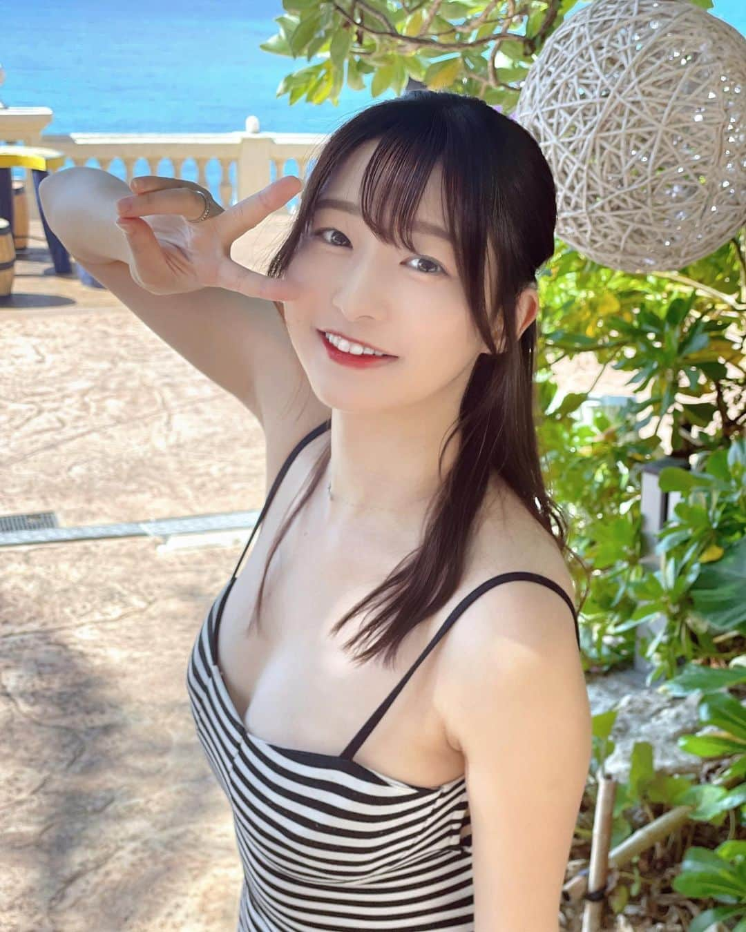 我妻ゆりかのインスタグラム：「みんなは夏と冬どっちがすきなのー！🌺  ピースがダサいことには触れないでください  #グラビア　#グラビアアイドル　#アイドル」