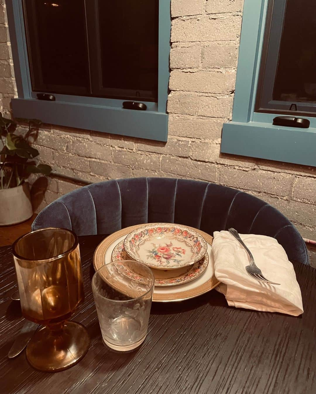 メイム・ビアリクさんのインスタグラム写真 - (メイム・ビアリクInstagram)「As we come together for Thanksgiving this year, many of us are reserving a special place at our tables - an empty chair which symbolizes the women, men, children, infants and elderly who have been held captive by Hamas since October 7th. This Thanksgiving join this mission and add an empty chair to your dinner table. Share a story of one of the hostages over the dinner table and share your empty chair on social media. #emptychairscampaign #bringthemhomenow seatsofhope.net」11月23日 12時11分 - missmayim