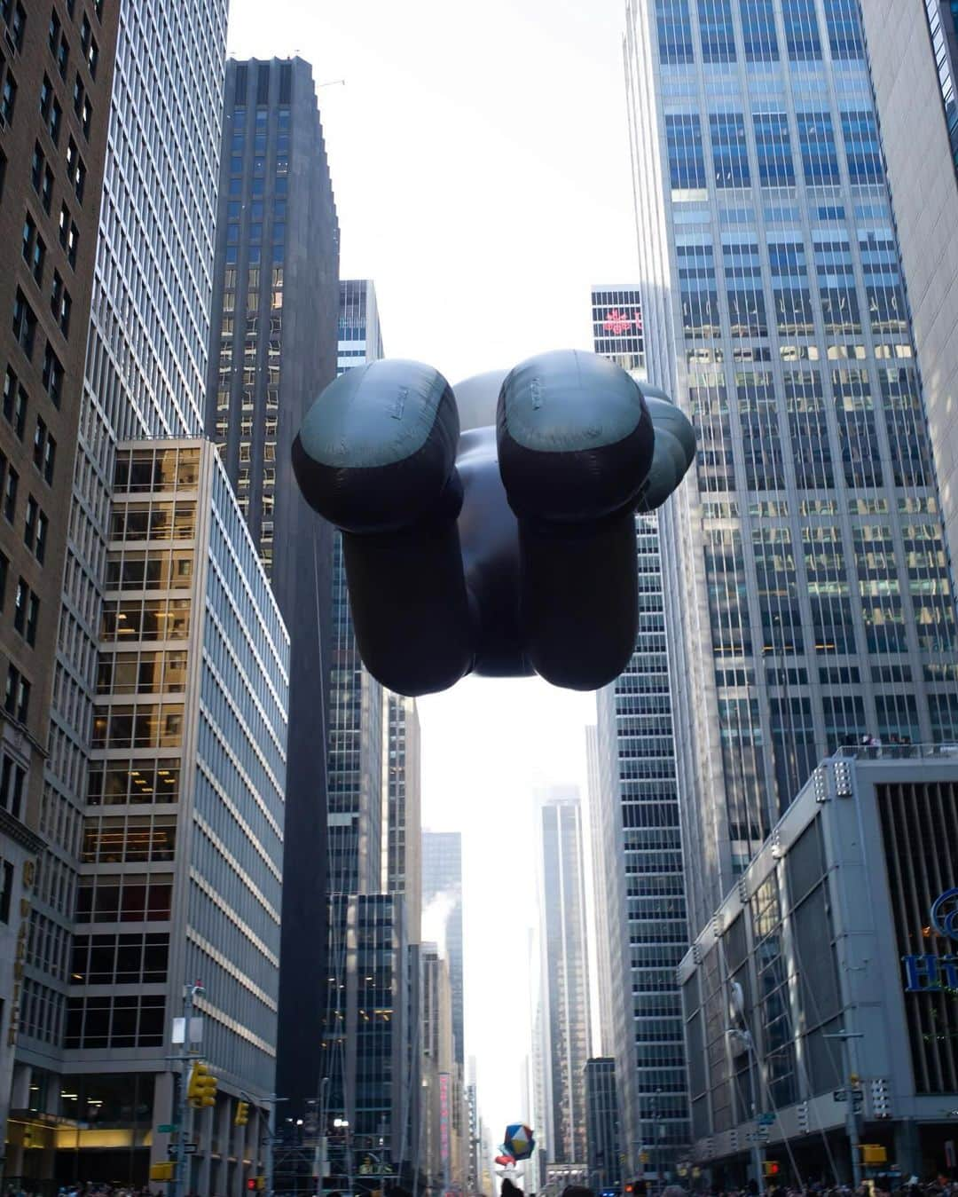 KAWSONEさんのインスタグラム写真 - (KAWSONEInstagram)「Macy’s Thanksgiving Day Parade, New York, 2012 #KAWS #timeflies」11月23日 12時14分 - kaws