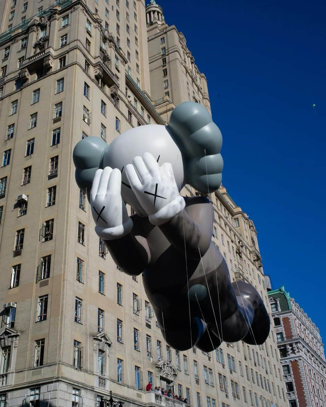 KAWSONEさんのインスタグラム写真 - (KAWSONEInstagram)「Macy’s Thanksgiving Day Parade, New York, 2012 #KAWS #timeflies」11月23日 12時14分 - kaws