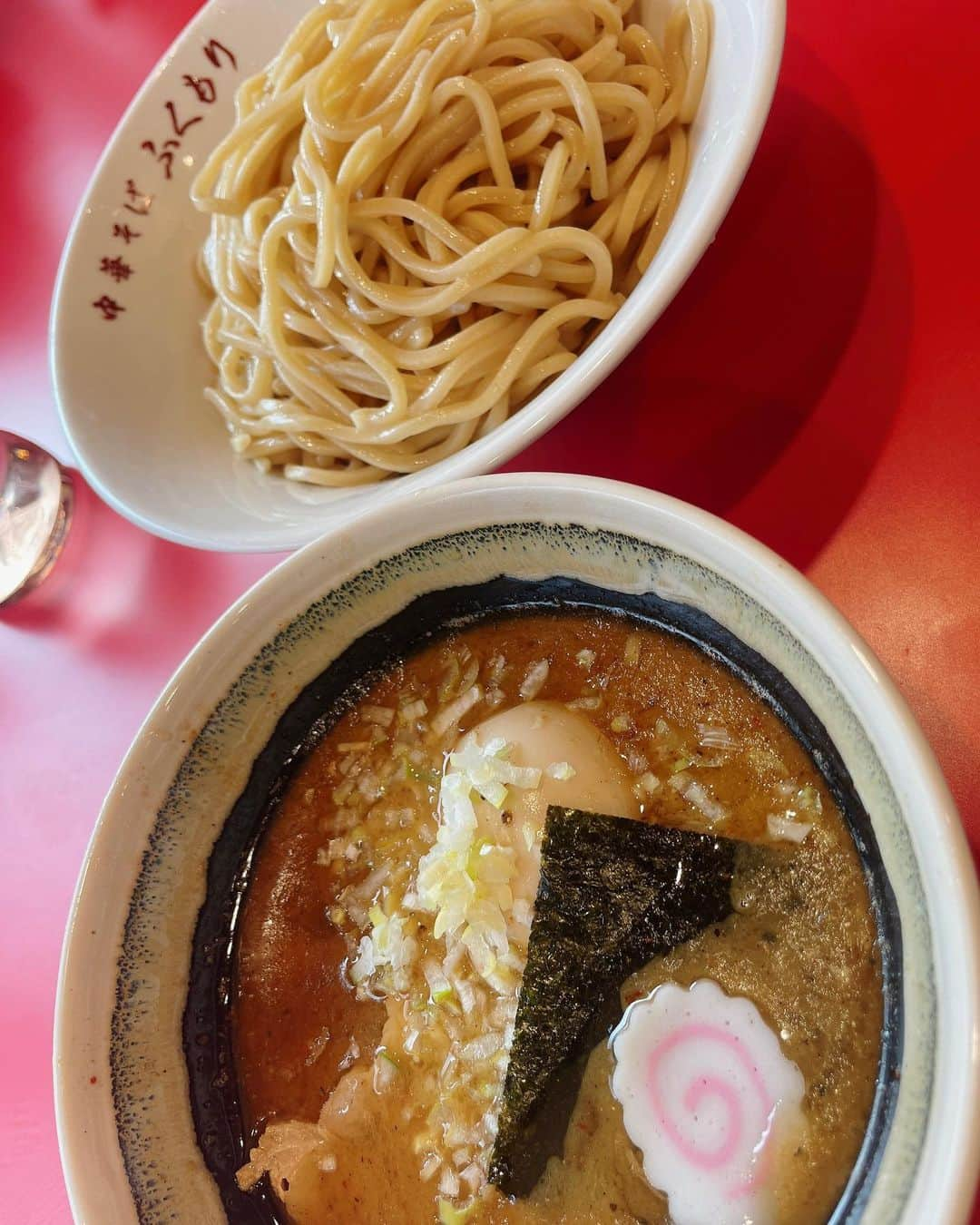 石川あんなさんのインスタグラム写真 - (石川あんなInstagram)「祝日ですね🍜  働くみなさまお疲れさまです！ 祝日なのに営業してくれるお店ありがたや、、 今日はつけ麺だよ！！美味しかったよ！！！  昨日はいい夫婦の日だったので 壺のバウムクーヘンを食べました😚  #勤労感謝の日 #いい夫婦の日 #中華そばふくもり」11月23日 12時14分 - anna_iskw