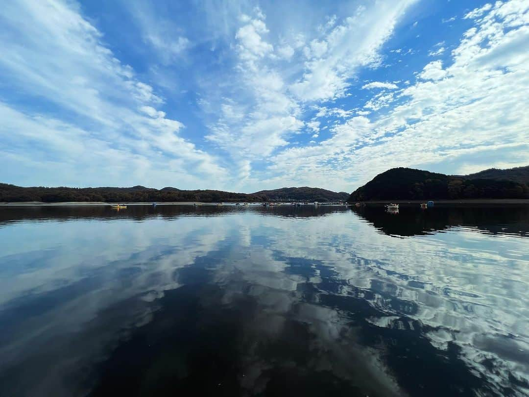 AZUSAさんのインスタグラム写真 - (AZUSAInstagram)「キョウモツリ。  絶景。  犬山の入鹿池。  ドーム型のボートを借りて。  今夜はワカサギの唐揚げだ！  釣り始めて3時間。  まだ6匹だけどな。」11月23日 12時18分 - azubeatradio