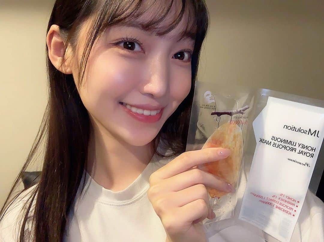 ぐんじりなのインスタグラム：「. 自分で液とシートを混ぜるタイプの 新感覚のパックを使ってみたよ~ . 最近乾燥が気になってたんだけど このハニールミナスローヤルプロポリスマスクには 3つのはちみつ成分が入ってて 乾燥対策に必要な栄養成分たっぷりだから この時期にぴったり( ◠‿◠ )❤️ .  #2세대마스크팩 #2023년신상품 #제이엠슬루션마스크팩 #グランピング #2世代マスクパック #2023年新製品 #JMソリューションマスクパック #pr」
