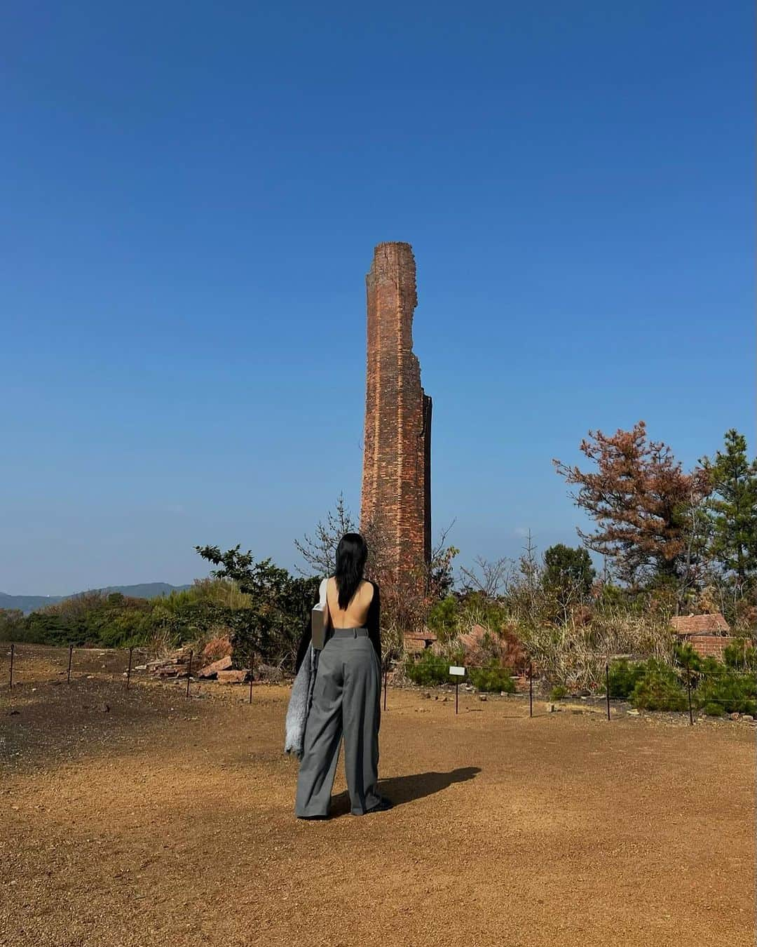 須田朱音のインスタグラム：「𝗢𝗞𝗔𝗬𝗔𝗠𝗔  1年ぶりに岡山へ✈️ 11月なのに暑いくらい天気良くて幸せ♡  岡山到着してすぐに犬島へ🛥️ ハプニングもあったけど結果オーライ。  犬島cafeのお庭にいたひよこちゃん🐣 とてつもなく癒しBGM〜♪  #岡山旅行 #犬島」