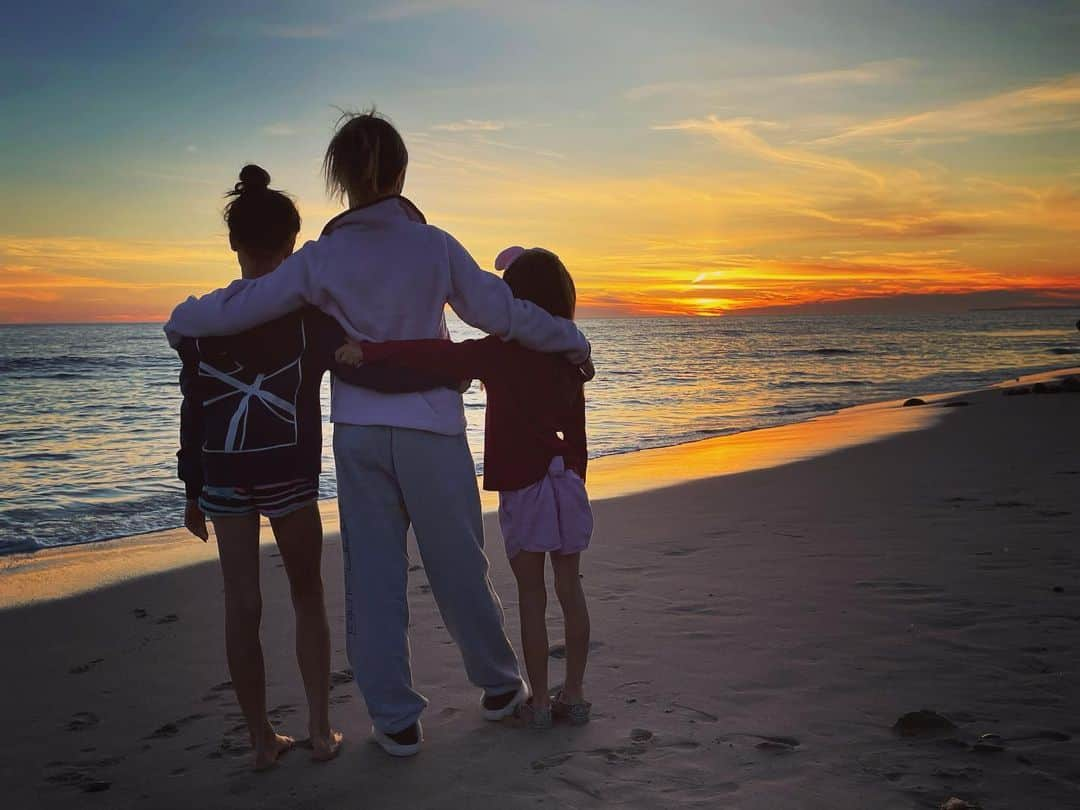 チャド・ロウのインスタグラム：「Sisters ❤️❤️❤️」