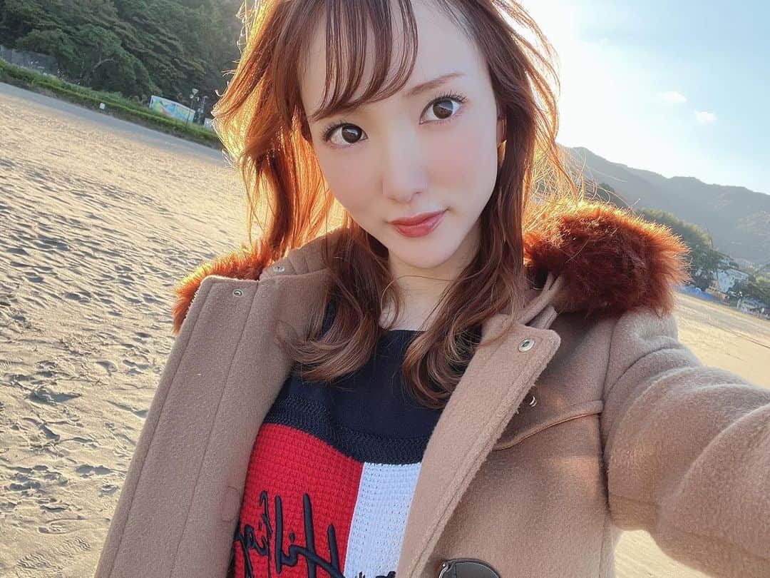 下田美咲のインスタグラム：「海🥹 冬服って写真が盛れるな。ファーがね。いいのよね。」