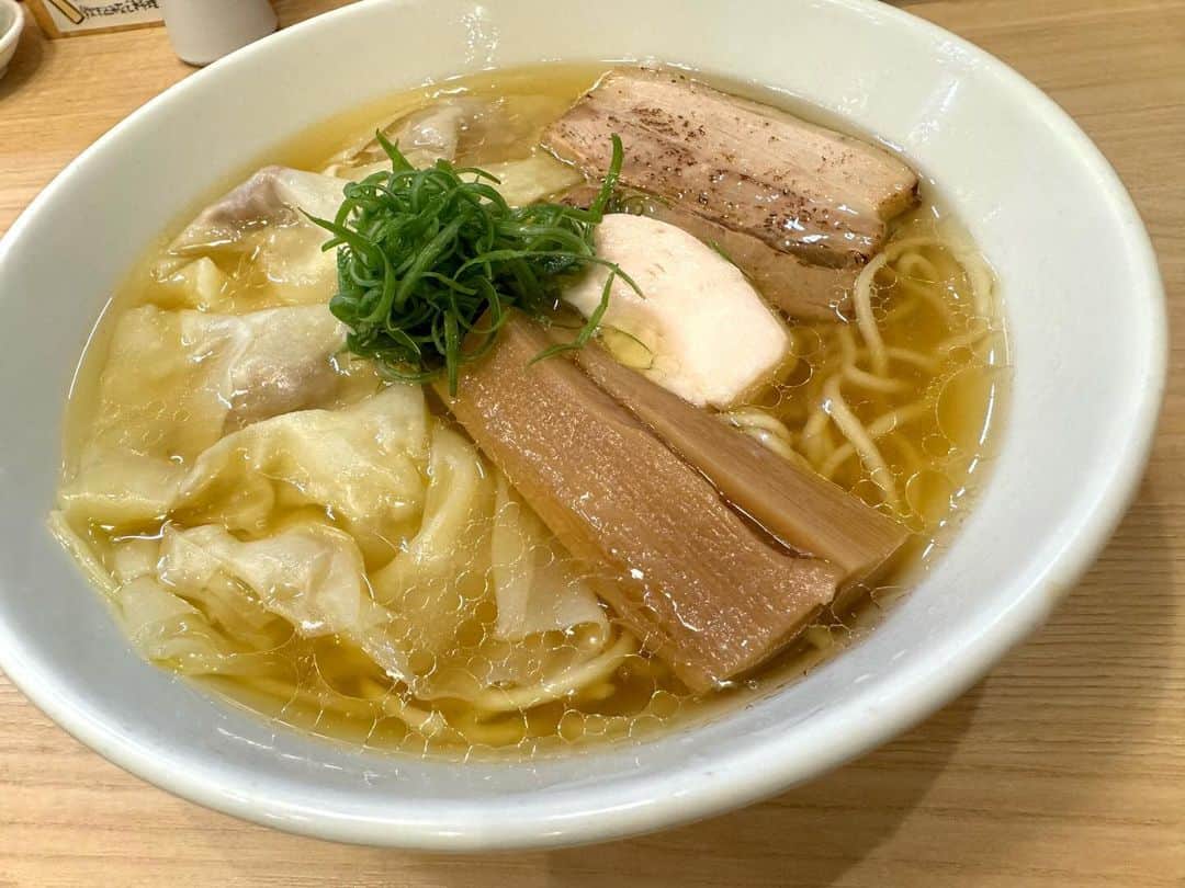 日暮愛葉のインスタグラム：「朝昼兼用のご飯は名店のラーメン！ あっさりしていて でも凄く満足する量 スープから何からすべて美味しかった！ 旦那様〜ありがとう❣️」