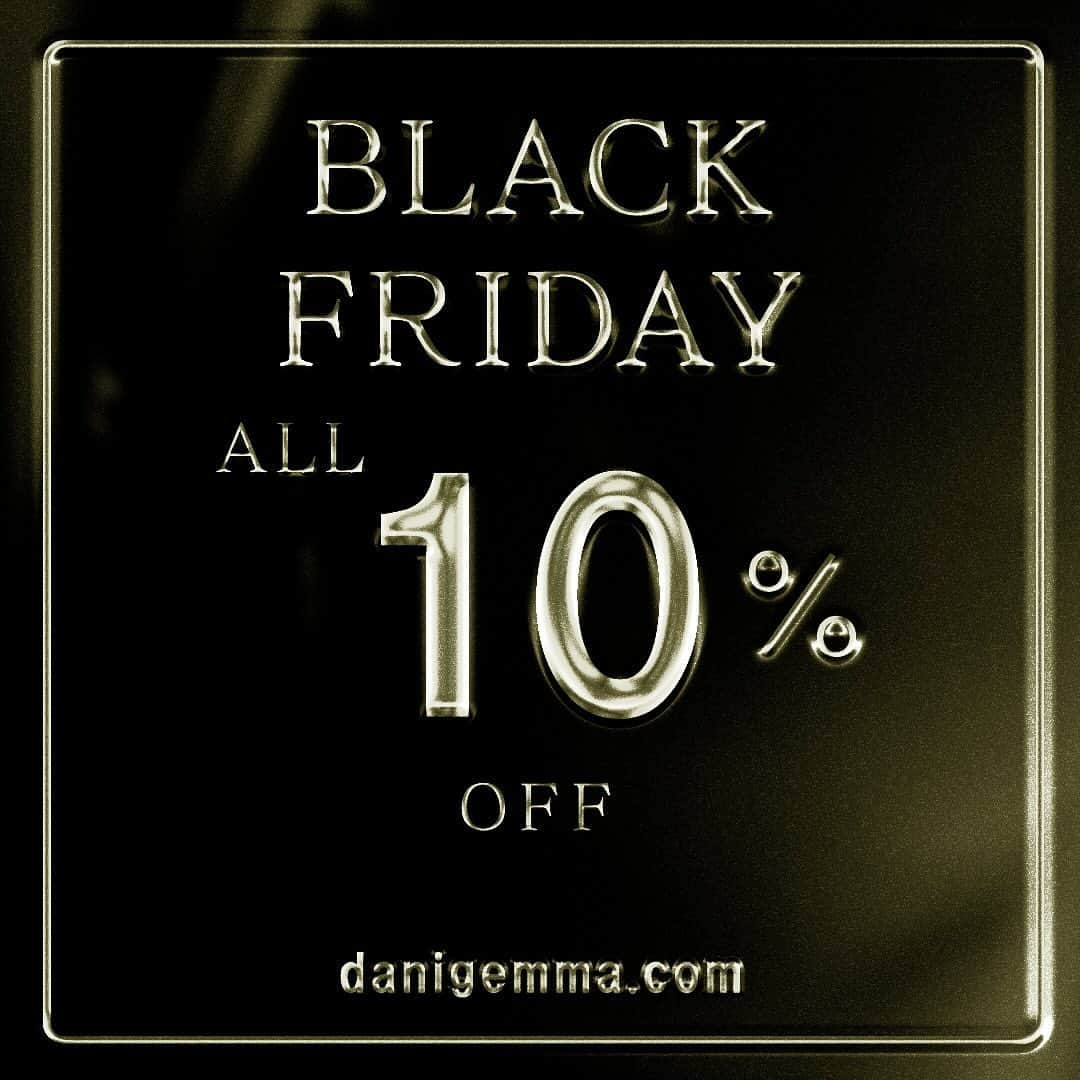 Daniella&GEMMAのインスタグラム：「//BLACK FRIDAY ALL 10% OFF//  11/27(月)23:59までBLACK FRIDAY がスタート。 ONLINE STOREでのお買い物が全品10％OFFとなります！  いよいよやって来る本格的な寒さに備えて、お気に入りのシューズを見つけて足元をアップデートしてみては？ 是非この機会にCHECKしてみてくださいね！  ONLINE STORE danigemma.com  -  #daniellaandgemma#danigemma#shoes#fall#winter#collection#ダニエラアンドジェマ#ダニジェマ#秋#冬#コレクション#blackfriday#sale」