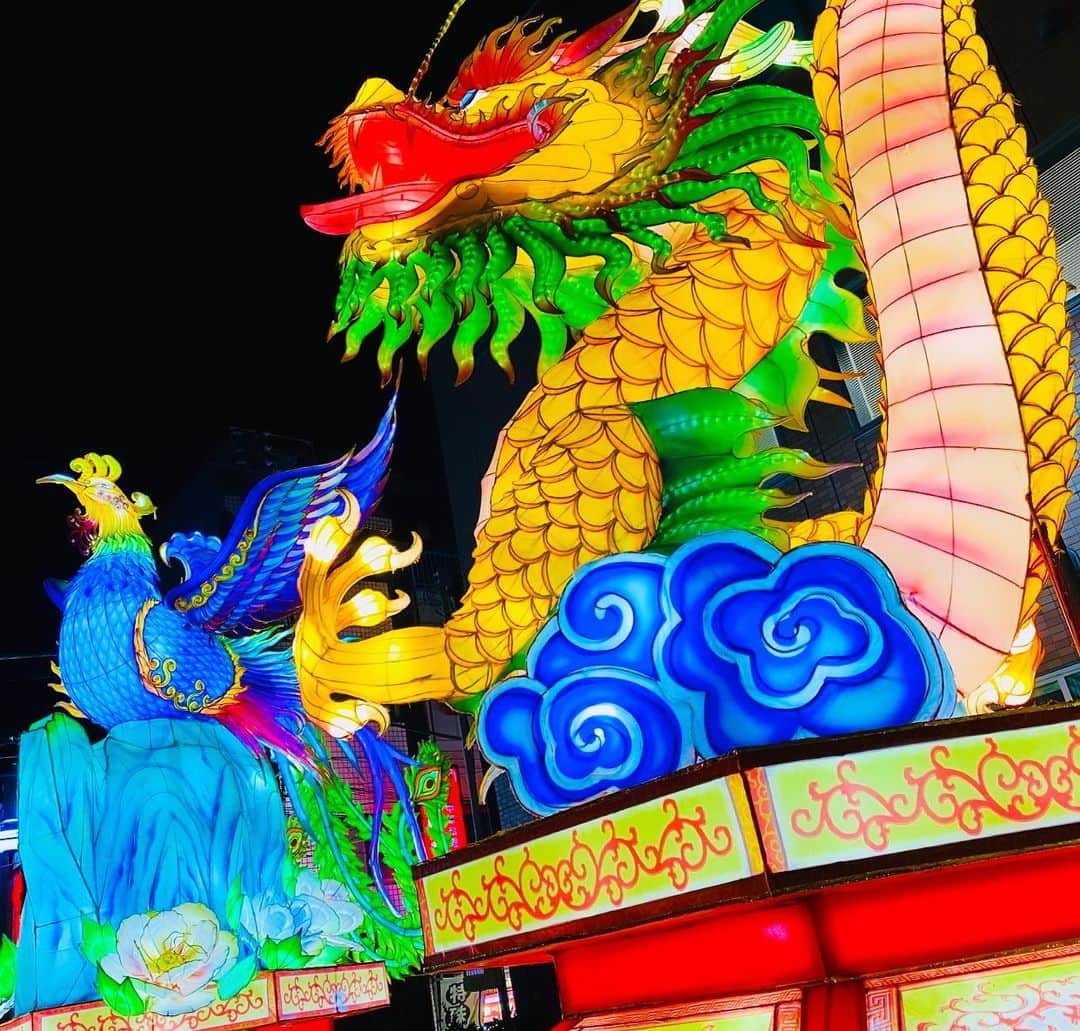 砂月のインスタグラム：「【メンターとして７つの心構えの巻】 ⁡ 「メンターとしての心構えは？」 ⁡ と聞かれた場合 きっと私は ⁡ 「生き様！！」 ⁡ と答えます。 ⁡ 小手先のノウハウを知るよりも いかに背中で語ってるか。 ⁡ 簡単にいうと 側から見ていかに生き方がカッコイイか。 （男女含む） ⁡ 影響力のある方達は 何よりも”生き方”が素敵ですよね。 （だからファンがたくさんいる） ⁡ ここを読んでくださってる方は それぞれのジャンルでの先生だったり 指導する立場にある方が多いはず。 ⁡ メンターとしての心構えが 「生き様！！」 の言葉だけだと （これが本質的だけども） あまりに抽象的なので ⁡ 今回は「メンターとして７つの心構えの巻」 と題して具体的アクションを アウトプットさせて頂きます。  （自戒の意味を込めてます） （アウトプットにより 知識を己の血と肉に変えるためです） ⁡ ⁡ 「メンターとして７つの心構え」 ⁡ (１)行動が見本となるよう心がける ⁡ →常に見本となるよう実践し続けろ。 　口先じゃなく行動せよ、背中で語れ。 ⁡ ⁡ （２）時間を惜しまない ⁡ →タイパが流行っているが 　時に徹底的に向き合わないと大切なものを見失う。 ⁡ ⁡ （３）傾聴に徹する ⁡ →相手の目線に立たないと本質が見えてこない。 ⁡ ⁡ （４）損得で考えない ⁡ →損得で考えている以上、カルマは解消されない。 ⁡ ⁡ （５）客観的、好意的、機会的な表現を使う ⁡ →俯瞰する。ポジティブフィードバックを心がける。 　チャンスは身近にある。 ⁡ ⁡ （６）感情に流されない ⁡ →修行。 ⁡ ⁡ （７）最終的意思決定は相手に委ねる ⁡ 決めつけない 押し付けない ⁡ ⁡ 以上、今回は「メンターとして７つの心構えの巻」 と題して具体的アクションを アウトプットさせて頂きました。 ⁡ 書いていて なんだか心が折れそうになりましたが笑 ⁡ イケてる大人になるためには この7つはきっと登竜門。 ⁡ 日々磨いていきたいと思います。 ⁡ それでは 本日も学びと実践のある有意義な1日を^^^」