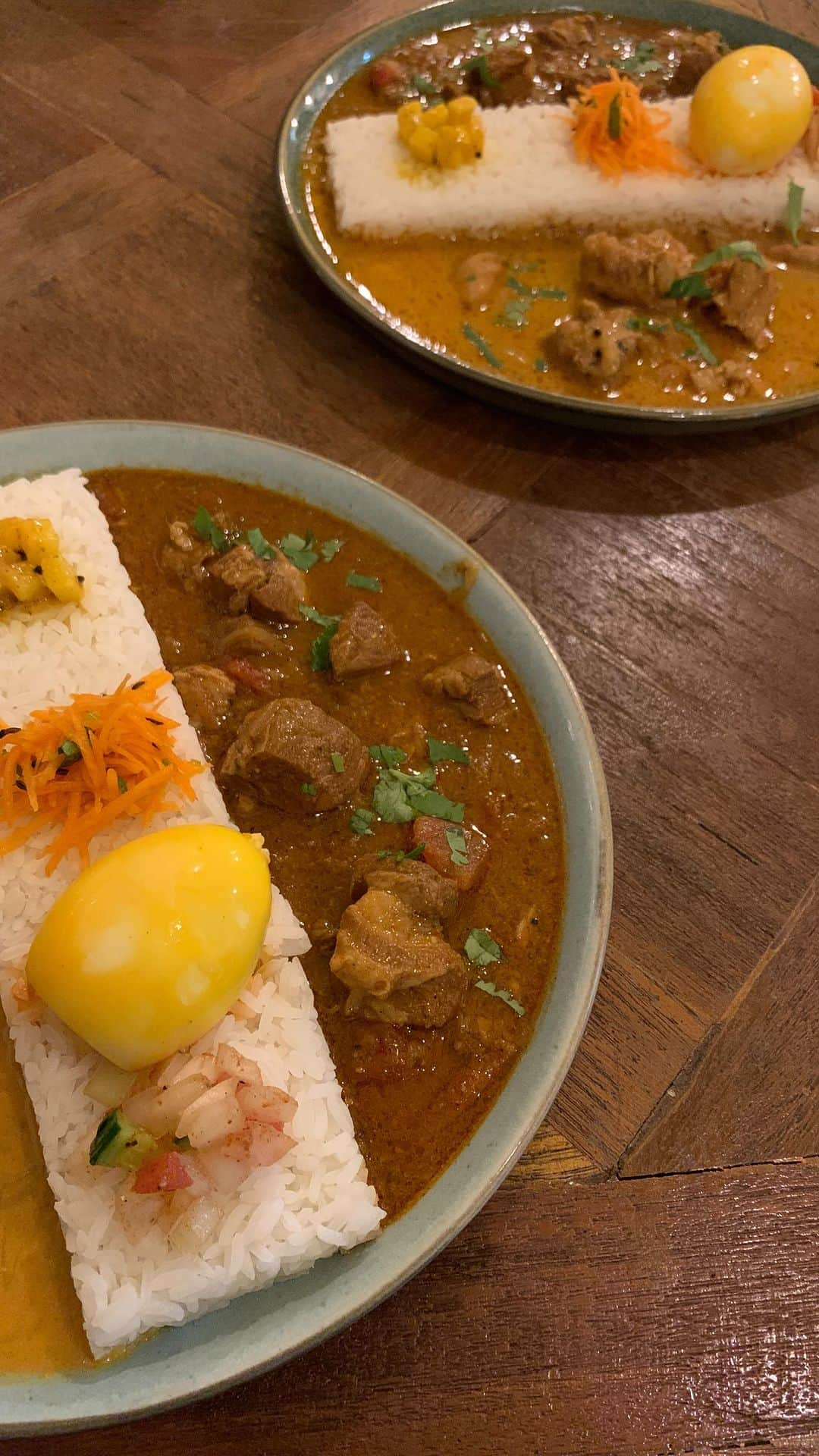 黒沢薫のインスタグラム：「#ヒアナウ　カレー隊！ 美味くて美しい。通いたいわ。この店 #lunch #curry #beautiful #pork #shrimp #egg #yum #spicy #power #instamovie #instafood #ハードコアカレーシンガー　#lovelife」