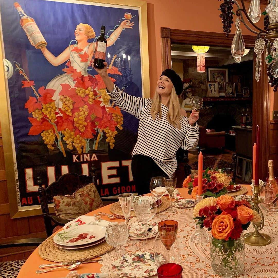 クリスティ・ブリンクリーのインスタグラム：「The table is set for our fabulous feast and the finishing touch is my Bellissima! Now the table is Bellissima! Ive already made my vegan stuffing and mashed potato casserole snd a pumpkin pie …so much still left to do ! Wishing  everyone  a warm homey cozy  Thanksgiving! @bellissimaprosecco 🥂🍾🥮🥧🍨🌽」