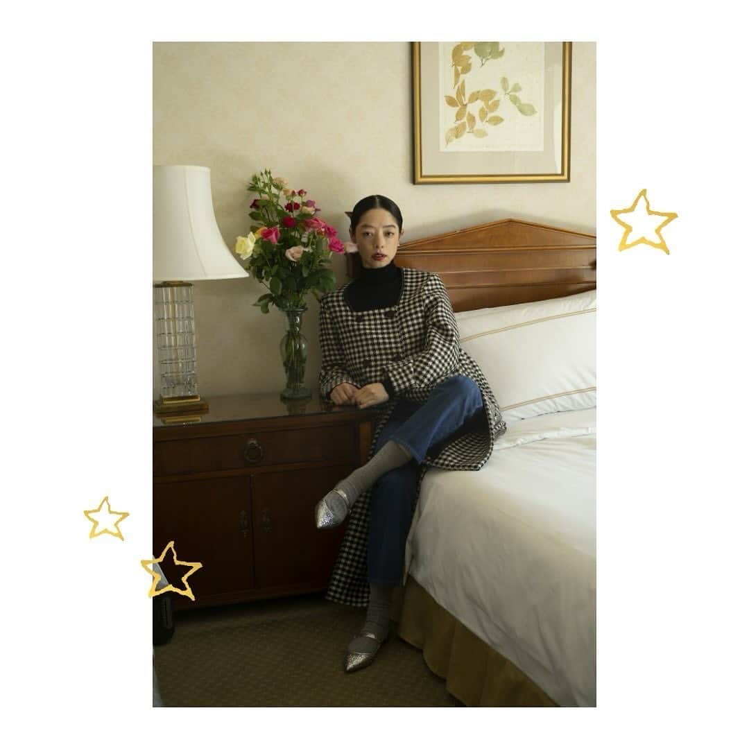 IÉNA LA BOUCLEのインスタグラム：「. ⁡ 市川実和子さんが着る、 冬のIÉNA LA BOUCLE’23 ⁡ －HOLIDAY COLLECTION '23 × Miwako Ichikawa ⁡ ⁡ ⁡ ⁡ model: @miwako_ichikawa_ photographs: @hirokomatsubaraa hair&make-up: @shinyakawamurashinyakawamura illustration: @toranekobonbon flower decoration: @naoten10 ⁡」