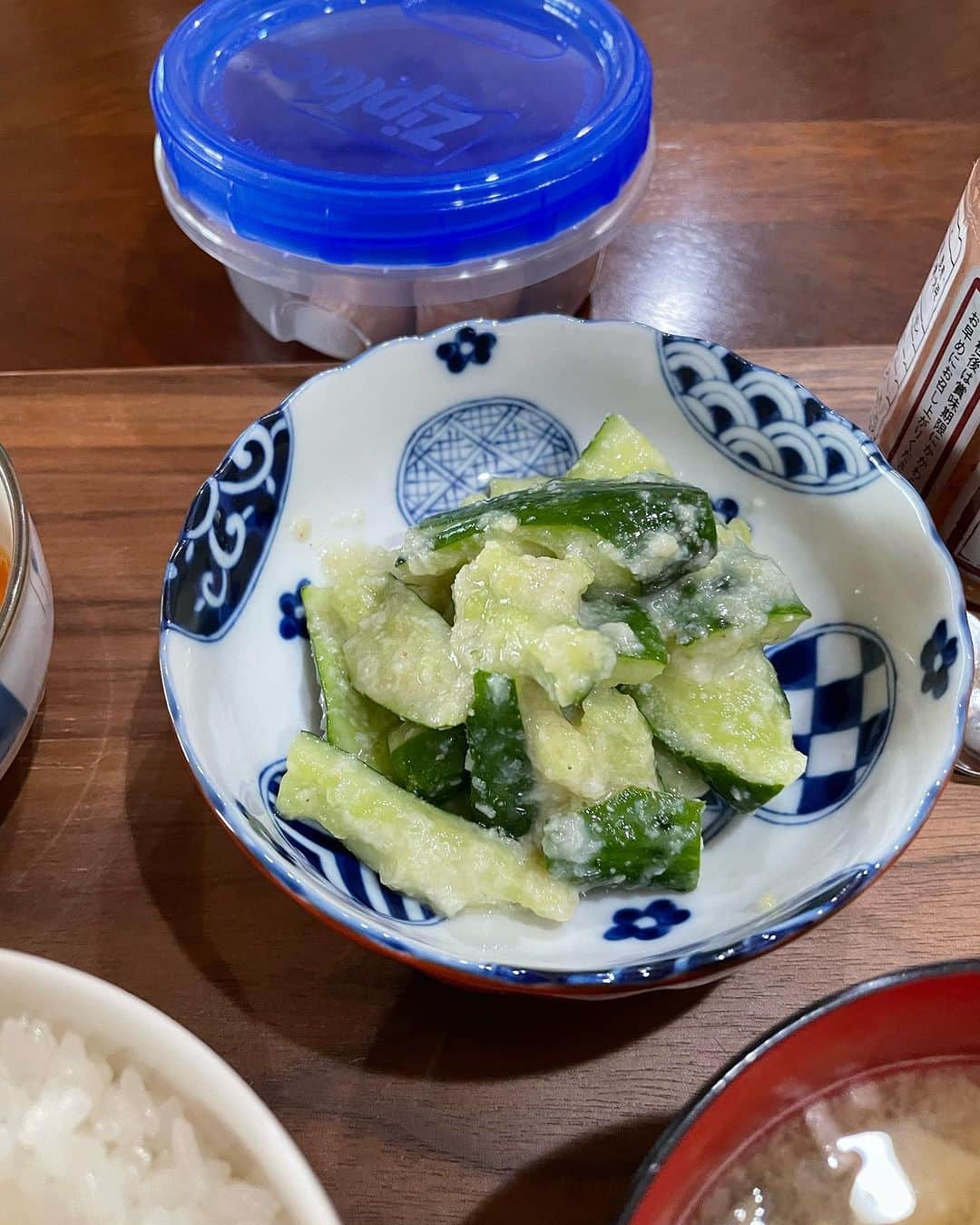 飯島直子さんのインスタグラム写真 - (飯島直子Instagram)「こんにちは^ - ^♪  こちらは暖かい朝です  来週末から寒くなるとウワサで聞きましたが  庭の紫陽花が咲きびっくり  昨日はメッセージで蝉が鳴いていたと  虫も植物も驚きの気候ですね  そりゃ人間も大変です  体調崩さないよう気をつけようね^_^  昨夜の白樺は30センチくらいの小さいものです  二年前に買って仕舞うのが面倒で置き去りです^ ^  21.22日のへんじすこしです＾＾  さゆり49才誕生日おめでとう♪体調はどうかな^ - ^？変化ある年頃、カラダに気をつけ頑張っていこうね！健康でステキな一年になりますように♪  raka50才誕生日おめでとう♪誕生日にデビュー50周年のコンサートへ♪感慨深いね(´∀｀*)歴史を感じる、良い記念になったね♪健康に気をつけステキな一年になりますように♪  s.h_blossom57才誕生日おめでとう♪ 体調は大丈夫かな^ - ^ステキな60才目指してがんばろうね٩(๑❛ᴗ❛๑)۶健康に気をつけ良い一年になりますように♪  aki.52才誕生日おめでとう♪オカメインコのポーチかわいい♡今日は初の落語を聴き…気分低迷中を吹き飛ばしてきてね！健康に気をつけステキな一年になりますように♪  美由紀結婚30周年記念日おめでとう♪ 忍耐記念日^ - ^笑。長くいると色々あるよね 見送る覚悟で^_^夫婦健康で、そこそこに…いつまでも仲良くね♪  両親結婚記念日54回目♪おめでとう♪ 今日はお祝いするかな^ - ^健康に気をつけ長生きしてね♪純子！  今日は愛犬マロンの8才誕生日^ - ^ほどほどに仕事して夜はお祝いだ♪おめでとう♪  micco〜♪いつもありがとう！  ひでみ！今日は通販で買った靴オープンしよう♪  あいうえお♡  ホールインワンtoshi！昨日は準優勝！おめでとう♪ 寒暖差激しいから体調気をつけてね！  令子！お父さん葛餅喜んでるね…(*´-`) ありがとう令子って言ってるよ  桜♪  事務仕事やっつけた！おつかれ！ひろたん( ´ ▽ ` )♪  サツマイモの天ぷらすき^ - ^サツマイモ料理… 大学イモ、サツマイモごはん、味噌汁もおいしいよね^_^メッセージでサツマイモの肉じゃがが美味しいと教えてもらったので今度チャレンジするよ♪ すず！いつもありがとう♪  牡蠣！すきすき^ - ^三者面談お疲れさま！ smile♪  パパとラーメン美味しかった？nana♡  好きな飲み物はコーヒー^ - ^ルイボスティーはカラダにいいよね^ - ^neruneacce！  ポメチワワのココちゃん♪更年期負けないでがんばろー٩(๑❛ᴗ❛๑)۶あい先生…メモメモ…yyyuuko！  鈴は昨日ずっとお母さんと一緒(´∀｀*) 今日はがんばってお留守番しててねヨシヨシ^ ^  まち♡  愛犬は腎臓サポートのカリカリごはんと老犬用の缶詰とジャーキーをちぎり混ぜてあげてるよ^_^  今日はおかずがないので卵かけごはん  冷凍ごはん  味噌汁(残)  きゅうり塩麹  シャケ瓶(経理小平産)  腹六分目です  木曜日、勤労感謝の日  働いてるひとを労う日なので、全国的に休みにしてもらいたいですね  今日は…今日はとくにほどほどに  仕事も家事もそこそこに  がんばり過ぎずがんばろう( ´ ▽ ` )ﾉ♡」11月23日 12時34分 - naoko_iijima_705_official