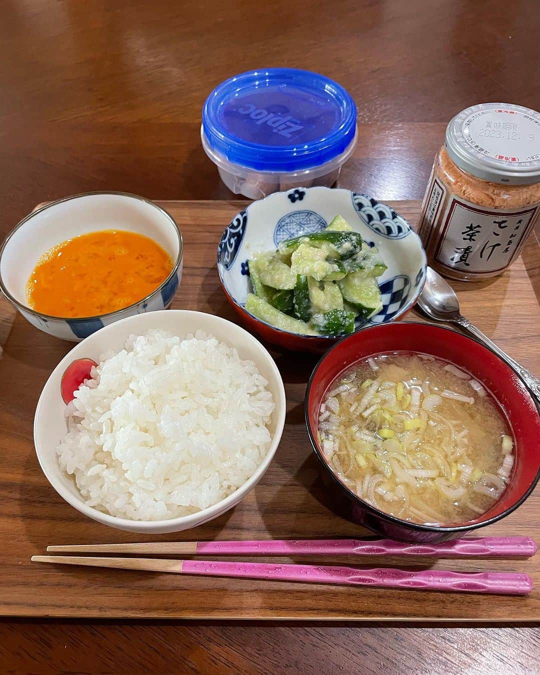 飯島直子さんのインスタグラム写真 - (飯島直子Instagram)「こんにちは^ - ^♪  こちらは暖かい朝です  来週末から寒くなるとウワサで聞きましたが  庭の紫陽花が咲きびっくり  昨日はメッセージで蝉が鳴いていたと  虫も植物も驚きの気候ですね  そりゃ人間も大変です  体調崩さないよう気をつけようね^_^  昨夜の白樺は30センチくらいの小さいものです  二年前に買って仕舞うのが面倒で置き去りです^ ^  21.22日のへんじすこしです＾＾  さゆり49才誕生日おめでとう♪体調はどうかな^ - ^？変化ある年頃、カラダに気をつけ頑張っていこうね！健康でステキな一年になりますように♪  raka50才誕生日おめでとう♪誕生日にデビュー50周年のコンサートへ♪感慨深いね(´∀｀*)歴史を感じる、良い記念になったね♪健康に気をつけステキな一年になりますように♪  s.h_blossom57才誕生日おめでとう♪ 体調は大丈夫かな^ - ^ステキな60才目指してがんばろうね٩(๑❛ᴗ❛๑)۶健康に気をつけ良い一年になりますように♪  aki.52才誕生日おめでとう♪オカメインコのポーチかわいい♡今日は初の落語を聴き…気分低迷中を吹き飛ばしてきてね！健康に気をつけステキな一年になりますように♪  美由紀結婚30周年記念日おめでとう♪ 忍耐記念日^ - ^笑。長くいると色々あるよね 見送る覚悟で^_^夫婦健康で、そこそこに…いつまでも仲良くね♪  両親結婚記念日54回目♪おめでとう♪ 今日はお祝いするかな^ - ^健康に気をつけ長生きしてね♪純子！  今日は愛犬マロンの8才誕生日^ - ^ほどほどに仕事して夜はお祝いだ♪おめでとう♪  micco〜♪いつもありがとう！  ひでみ！今日は通販で買った靴オープンしよう♪  あいうえお♡  ホールインワンtoshi！昨日は準優勝！おめでとう♪ 寒暖差激しいから体調気をつけてね！  令子！お父さん葛餅喜んでるね…(*´-`) ありがとう令子って言ってるよ  桜♪  事務仕事やっつけた！おつかれ！ひろたん( ´ ▽ ` )♪  サツマイモの天ぷらすき^ - ^サツマイモ料理… 大学イモ、サツマイモごはん、味噌汁もおいしいよね^_^メッセージでサツマイモの肉じゃがが美味しいと教えてもらったので今度チャレンジするよ♪ すず！いつもありがとう♪  牡蠣！すきすき^ - ^三者面談お疲れさま！ smile♪  パパとラーメン美味しかった？nana♡  好きな飲み物はコーヒー^ - ^ルイボスティーはカラダにいいよね^ - ^neruneacce！  ポメチワワのココちゃん♪更年期負けないでがんばろー٩(๑❛ᴗ❛๑)۶あい先生…メモメモ…yyyuuko！  鈴は昨日ずっとお母さんと一緒(´∀｀*) 今日はがんばってお留守番しててねヨシヨシ^ ^  まち♡  愛犬は腎臓サポートのカリカリごはんと老犬用の缶詰とジャーキーをちぎり混ぜてあげてるよ^_^  今日はおかずがないので卵かけごはん  冷凍ごはん  味噌汁(残)  きゅうり塩麹  シャケ瓶(経理小平産)  腹六分目です  木曜日、勤労感謝の日  働いてるひとを労う日なので、全国的に休みにしてもらいたいですね  今日は…今日はとくにほどほどに  仕事も家事もそこそこに  がんばり過ぎずがんばろう( ´ ▽ ` )ﾉ♡」11月23日 12時34分 - naoko_iijima_705_official