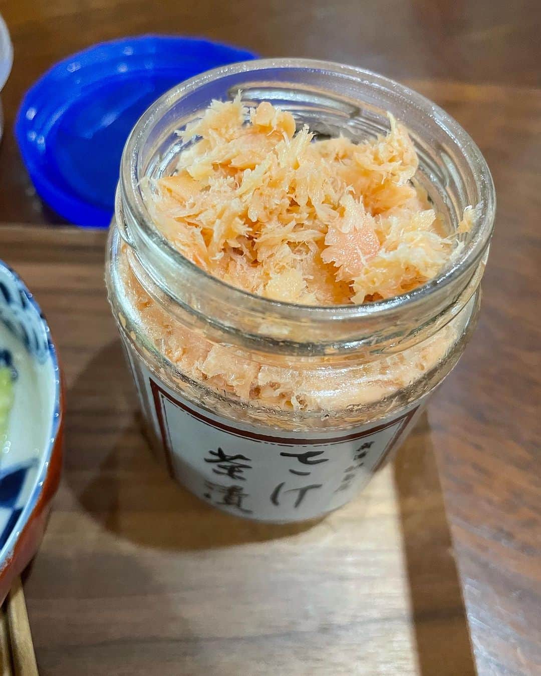 飯島直子さんのインスタグラム写真 - (飯島直子Instagram)「こんにちは^ - ^♪  こちらは暖かい朝です  来週末から寒くなるとウワサで聞きましたが  庭の紫陽花が咲きびっくり  昨日はメッセージで蝉が鳴いていたと  虫も植物も驚きの気候ですね  そりゃ人間も大変です  体調崩さないよう気をつけようね^_^  昨夜の白樺は30センチくらいの小さいものです  二年前に買って仕舞うのが面倒で置き去りです^ ^  21.22日のへんじすこしです＾＾  さゆり49才誕生日おめでとう♪体調はどうかな^ - ^？変化ある年頃、カラダに気をつけ頑張っていこうね！健康でステキな一年になりますように♪  raka50才誕生日おめでとう♪誕生日にデビュー50周年のコンサートへ♪感慨深いね(´∀｀*)歴史を感じる、良い記念になったね♪健康に気をつけステキな一年になりますように♪  s.h_blossom57才誕生日おめでとう♪ 体調は大丈夫かな^ - ^ステキな60才目指してがんばろうね٩(๑❛ᴗ❛๑)۶健康に気をつけ良い一年になりますように♪  aki.52才誕生日おめでとう♪オカメインコのポーチかわいい♡今日は初の落語を聴き…気分低迷中を吹き飛ばしてきてね！健康に気をつけステキな一年になりますように♪  美由紀結婚30周年記念日おめでとう♪ 忍耐記念日^ - ^笑。長くいると色々あるよね 見送る覚悟で^_^夫婦健康で、そこそこに…いつまでも仲良くね♪  両親結婚記念日54回目♪おめでとう♪ 今日はお祝いするかな^ - ^健康に気をつけ長生きしてね♪純子！  今日は愛犬マロンの8才誕生日^ - ^ほどほどに仕事して夜はお祝いだ♪おめでとう♪  micco〜♪いつもありがとう！  ひでみ！今日は通販で買った靴オープンしよう♪  あいうえお♡  ホールインワンtoshi！昨日は準優勝！おめでとう♪ 寒暖差激しいから体調気をつけてね！  令子！お父さん葛餅喜んでるね…(*´-`) ありがとう令子って言ってるよ  桜♪  事務仕事やっつけた！おつかれ！ひろたん( ´ ▽ ` )♪  サツマイモの天ぷらすき^ - ^サツマイモ料理… 大学イモ、サツマイモごはん、味噌汁もおいしいよね^_^メッセージでサツマイモの肉じゃがが美味しいと教えてもらったので今度チャレンジするよ♪ すず！いつもありがとう♪  牡蠣！すきすき^ - ^三者面談お疲れさま！ smile♪  パパとラーメン美味しかった？nana♡  好きな飲み物はコーヒー^ - ^ルイボスティーはカラダにいいよね^ - ^neruneacce！  ポメチワワのココちゃん♪更年期負けないでがんばろー٩(๑❛ᴗ❛๑)۶あい先生…メモメモ…yyyuuko！  鈴は昨日ずっとお母さんと一緒(´∀｀*) 今日はがんばってお留守番しててねヨシヨシ^ ^  まち♡  愛犬は腎臓サポートのカリカリごはんと老犬用の缶詰とジャーキーをちぎり混ぜてあげてるよ^_^  今日はおかずがないので卵かけごはん  冷凍ごはん  味噌汁(残)  きゅうり塩麹  シャケ瓶(経理小平産)  腹六分目です  木曜日、勤労感謝の日  働いてるひとを労う日なので、全国的に休みにしてもらいたいですね  今日は…今日はとくにほどほどに  仕事も家事もそこそこに  がんばり過ぎずがんばろう( ´ ▽ ` )ﾉ♡」11月23日 12時34分 - naoko_iijima_705_official