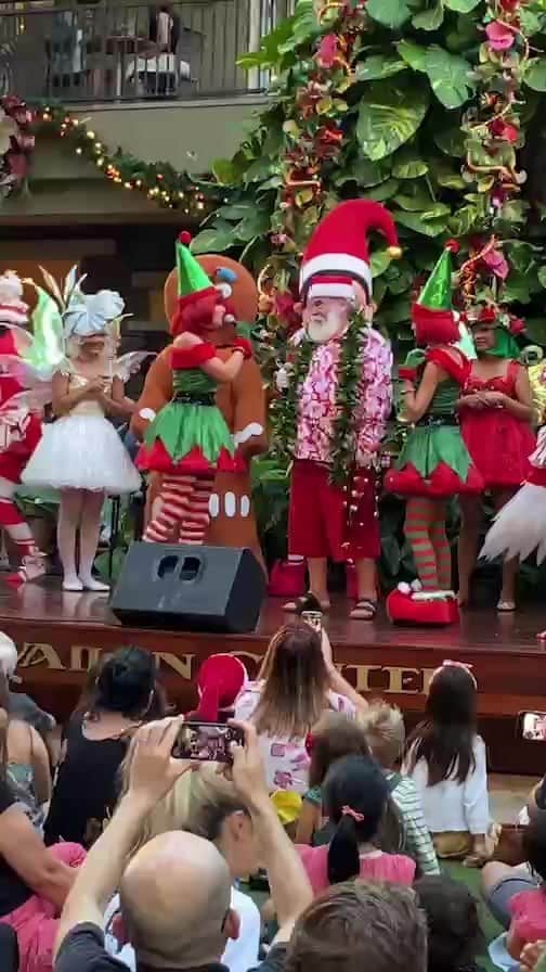 Aloha Street アロハストリートのインスタグラム：「「ロイヤル・ハワイアン・センター」のクリスマスツリー点灯式をお届けしたインスタライブをご覧いただき、ありがとうございました。  センターの中庭に登場したクリスマスツリーは、プルメリアやパラカ柄のリボンなど、ハワイならではのデコレーションが特徴。 南国の華やかなクリスマスツリーをぜひチェックしてみてくださいね。  また、センターでは、11月22日（水）〜12月24日（日）までの毎週水曜と土曜の17:00〜19:00に、ロイヤルグローブでハワイアンサンタとの写真撮影会を開催。 アロハシャツを来たハワイアンサンタと写真が取れる貴重な機会です。予約は不要で、撮影は無料。 来場の方にはホノルル・クッキー・カンパニーのホリデー限定フレーバー、ペパーミントクッキーをプレゼントしています。  センターは、ホリデー期間中も毎日11:00〜20:00まで営業。家族や友人と訪れてグルメ、ショッピング、エンターテイメントを楽しんでみてくださいね！  #ハワイ #ハワイ #ハワイ好き #ハワイ好きな人と繋がりたい #ロイヤルハワイアンセンター #ワイキキ #クリスマスツリー #ハワイのクリスマスツリー #ハワイ旅 #ハワイ旅行 #ハワイ観光 #ハワイ情報 #ハワイおすすめ #hawaii #waikiki #royalhawaiiancenter #christmastree #holidayseason #hawaiitrip #hawaiitravel」