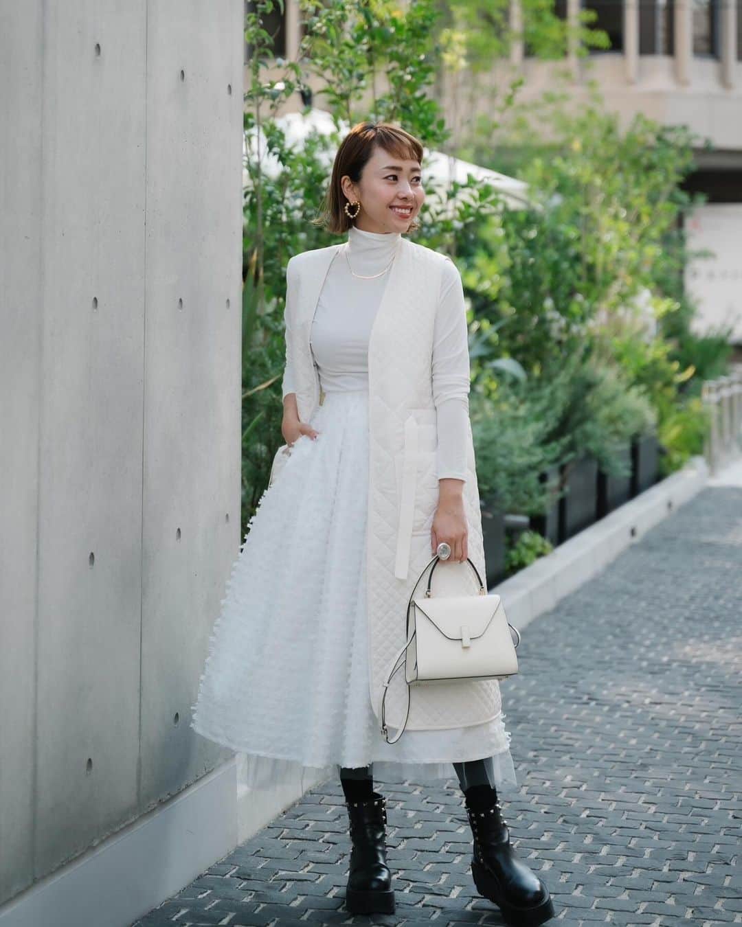 松本亜希さんのインスタグラム写真 - (松本亜希Instagram)「・ お問い合わせ多数いただいております #akiron_verofonna  "リボンジャガードチュールスカート"が 明日24日13時と20時の２部制にて発売です💡  不織布のリボンを織り込んだ立体感のあるカットジャガード生地がとにかく可愛いです！！ そこに、もっとスペシャルにするべく、裾から少しチュールを施してみました😍 ドラマティックにボリュームがあるスカートですが、腰周りは大きく見えたら嫌なのでウエスト部分はタックを施してスッキリ見えるように試行錯誤しました👍  お色は、ホワイトとブラックの2色展開🤍🖤 まずはホワイトの写真から♡ 可憐な雰囲気のホワイトめちゃくちゃかわいいですよ♬  こちら当初、春前にリリース予定で企画していたのですが、年中着ていただけるものだし、これタイツにローファーやブーツで履いてもめちゃくちゃ可愛いよな🤤と思って、生産を急いでもらったものになります🥹❤️ お届けは12月中旬予定なので、クリスマスや年末年始のご予定なんかにも着ていただきたいなと思っております✨  ブラックはまた今夜upさせてもらいます🖤 @verofonna   __________________________ #ootd #coordinate #コーディネート #outfit #fashion #ファッション #コーデ #ママコーデ#スカート #コラボ企画 #コラボ #コラボ商品　 #verofonna#ヴェロフォンナ」11月23日 12時35分 - m_akiron