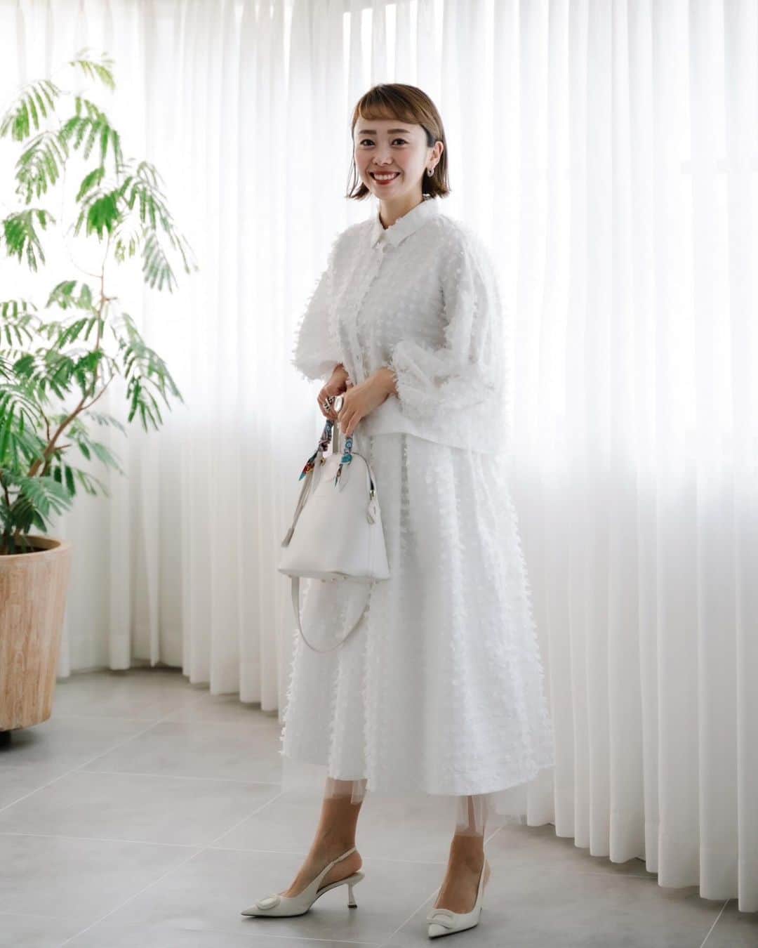 松本亜希さんのインスタグラム写真 - (松本亜希Instagram)「・ お問い合わせ多数いただいております #akiron_verofonna  "リボンジャガードチュールスカート"が 明日24日13時と20時の２部制にて発売です💡  不織布のリボンを織り込んだ立体感のあるカットジャガード生地がとにかく可愛いです！！ そこに、もっとスペシャルにするべく、裾から少しチュールを施してみました😍 ドラマティックにボリュームがあるスカートですが、腰周りは大きく見えたら嫌なのでウエスト部分はタックを施してスッキリ見えるように試行錯誤しました👍  お色は、ホワイトとブラックの2色展開🤍🖤 まずはホワイトの写真から♡ 可憐な雰囲気のホワイトめちゃくちゃかわいいですよ♬  こちら当初、春前にリリース予定で企画していたのですが、年中着ていただけるものだし、これタイツにローファーやブーツで履いてもめちゃくちゃ可愛いよな🤤と思って、生産を急いでもらったものになります🥹❤️ お届けは12月中旬予定なので、クリスマスや年末年始のご予定なんかにも着ていただきたいなと思っております✨  ブラックはまた今夜upさせてもらいます🖤 @verofonna   __________________________ #ootd #coordinate #コーディネート #outfit #fashion #ファッション #コーデ #ママコーデ#スカート #コラボ企画 #コラボ #コラボ商品　 #verofonna#ヴェロフォンナ」11月23日 12時35分 - m_akiron