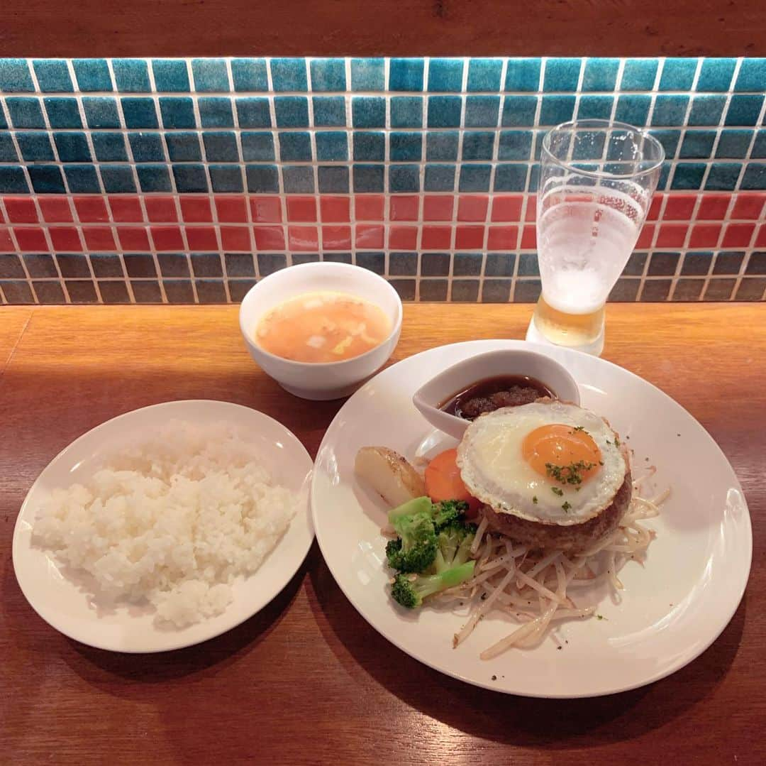 くろのインスタグラム：「黒毛和牛ハンバーグステーキセット🍽️1,430円 ランチビール🍺550円  ランチメニューがリニューアル🆕 こりゃぁ満足度高いっす👍🏻 ということで、本日も美味しゅうございました😋  #黒毛和牛ハンバーグステーキ #黒毛和牛ハンバーグステーキランチ  #黒毛和牛ハンバーグ #ハンバーグランチ #奥沢食堂ghiotto #奥沢食堂ギオット  #奥沢ランチ #奥沢グルメ #自由が丘ランチ #自由が丘グルメ #ランチビール #ランチビア #くろ呑み喰い #自由が丘飲食店徘徊中」