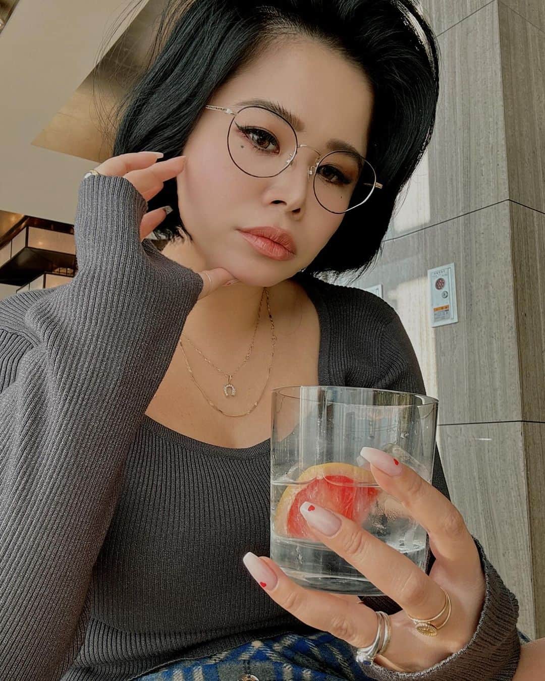 金子若菜のインスタグラム：「⠀ ザ・ヒーラック発売記念のローンチパーティーへ🍸  上流階級の人達しかいなくて どうして私が招待されたか意味わからなくて 一生へらへらしてた、しかも1人で(やめて)  ⠀ 普段あまり飲まないジンもウイスキーも 本当に飲みやすくて美味しかったの。 私もいけるのを見つけたと思って爆飲みするところだった😉  お酒を飲む友人達にもプレゼントしたいなと。  発売するとすぐに完売してしまう大人気商品とのことで 皆様も要チェックですぜ。 ※ストーリーにリンク載せてるので見てみてにょ。  @isleofharrisdistillers  @isleofharrisdistillery_jp   #シングルモルトヒーラック #ハリスウイスキー #ウイスキー  #ハリス島 #スコッチ #シングルモルト #ウイスキー女子  #アイルオブハリス  #HEARACH  #PR」