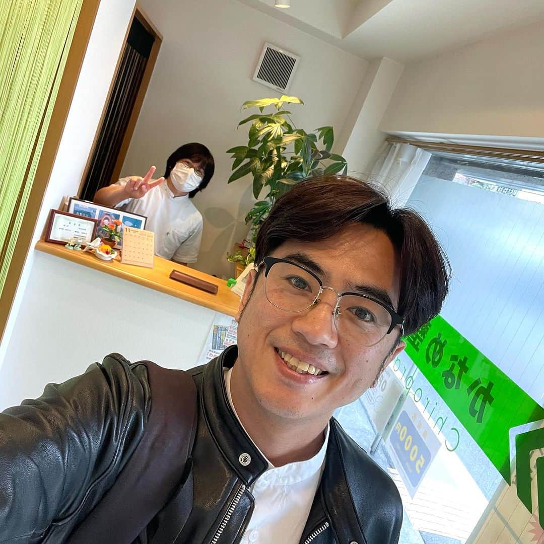 満田伸明のインスタグラム：「腰がえらい事になってたので 急遽ウッキー先生のところへ かなり楽になりましたわ  #かなめ整体院 #満田のくせに #腰痛」