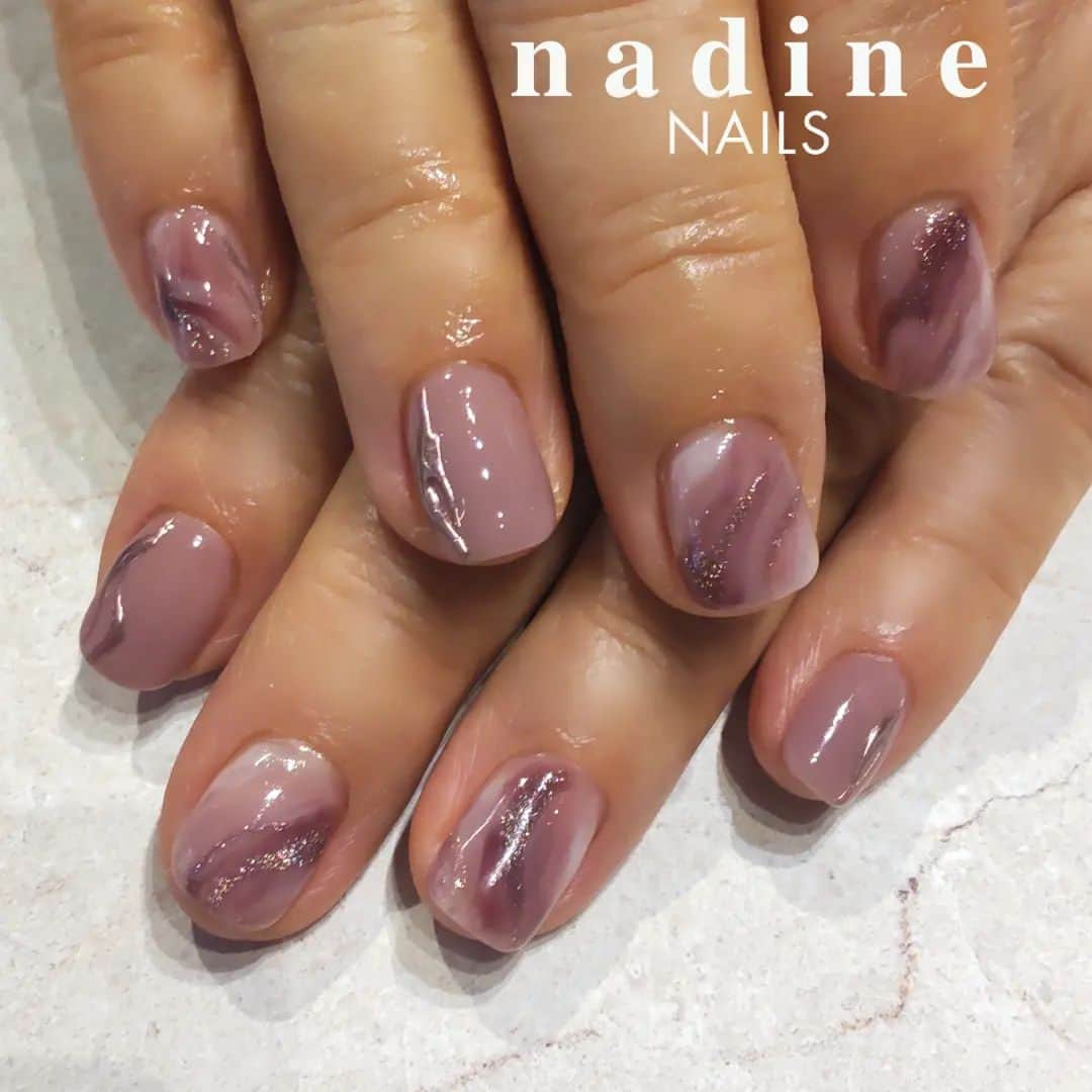 nadineNAILSのインスタグラム：「グレイッシュなピンクでニュアンス✨  #nailart #nailstagram #nails #art #instnailstyle # #japanstyle  #originalnails #gold#silver#美甲 #gelnails #gel甲 #ニュアンスネイル#girlsfashion #ミラーネイル  #clearnails #フレンチネイル#リングネイル #ワンホンネイル#pedicure #スキニーフレンチネイル #秋色ネイル#マグネットネイル#グラデーションネイル#韓国ネイル#韓国コスメ#パールネイル#クリアネイル#赤ネイル  nailsheet @lavankomono」