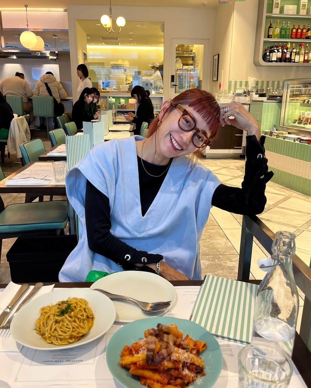 EMILY/BLUEのインスタグラム：「幼馴染が食べに行きたいと 言ってくれた、こだわり麺のパスタランチ🍝  モッチモチで美味しかったぁー😚😚😚  一応パスタ食べた次の日は小麦粉控える様にしてます🥰  セットアップコーデ #ファッション #海のある生活 #海のある暮らし #インテリア #男の子ママ #女の子ママ #海の見える家 #赤髪 #ミディアムヘア #前髪ぱっつん #ランチ #パスタランチ #表参道ランチ」