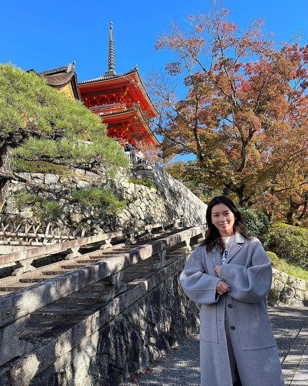 村上瑠美奈のインスタグラム：「京都⛩️  秋の紅葉を観に家族で京都へ。 外国人観光客の方々ですごい賑わいでした！  嵐山のトロッコのチケットを取っていたのに時間を間違えて間に合わない💦と焦ってタクシーで移動して🚕 結局間に合わず！笑 だけどチケット払い戻しができ 当日券も運良く買うことが出来たので嵐山のトロッコも楽しめました😍🍁  京都の好きなお店も色々行けて 楽しい時間でした🤍  #京都グルメ #kyotojapan #kyotofood #kyotofood #kyotorestaurant #kyotoarashiyama」